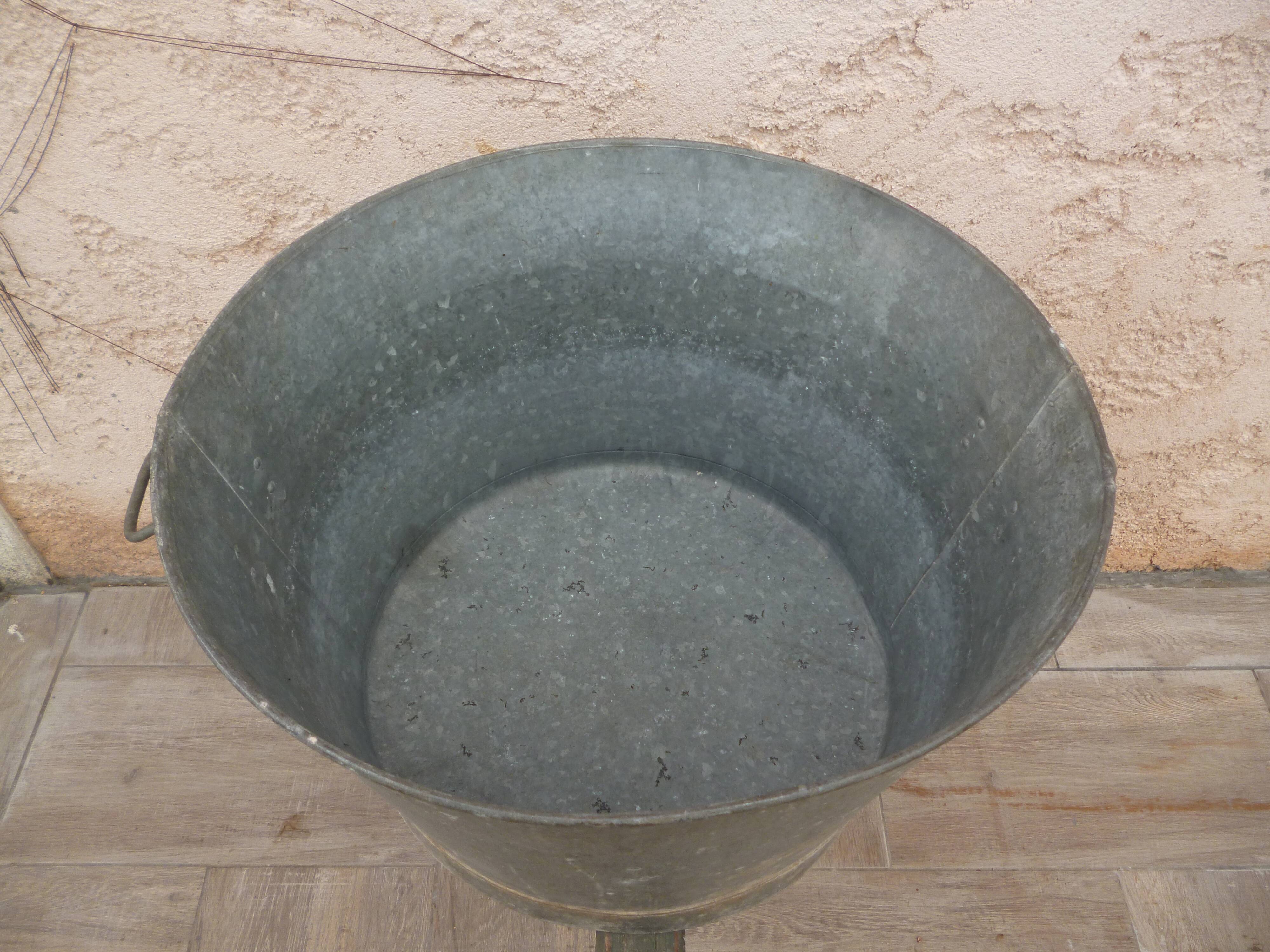 Basin with its ancient zinc trepieds