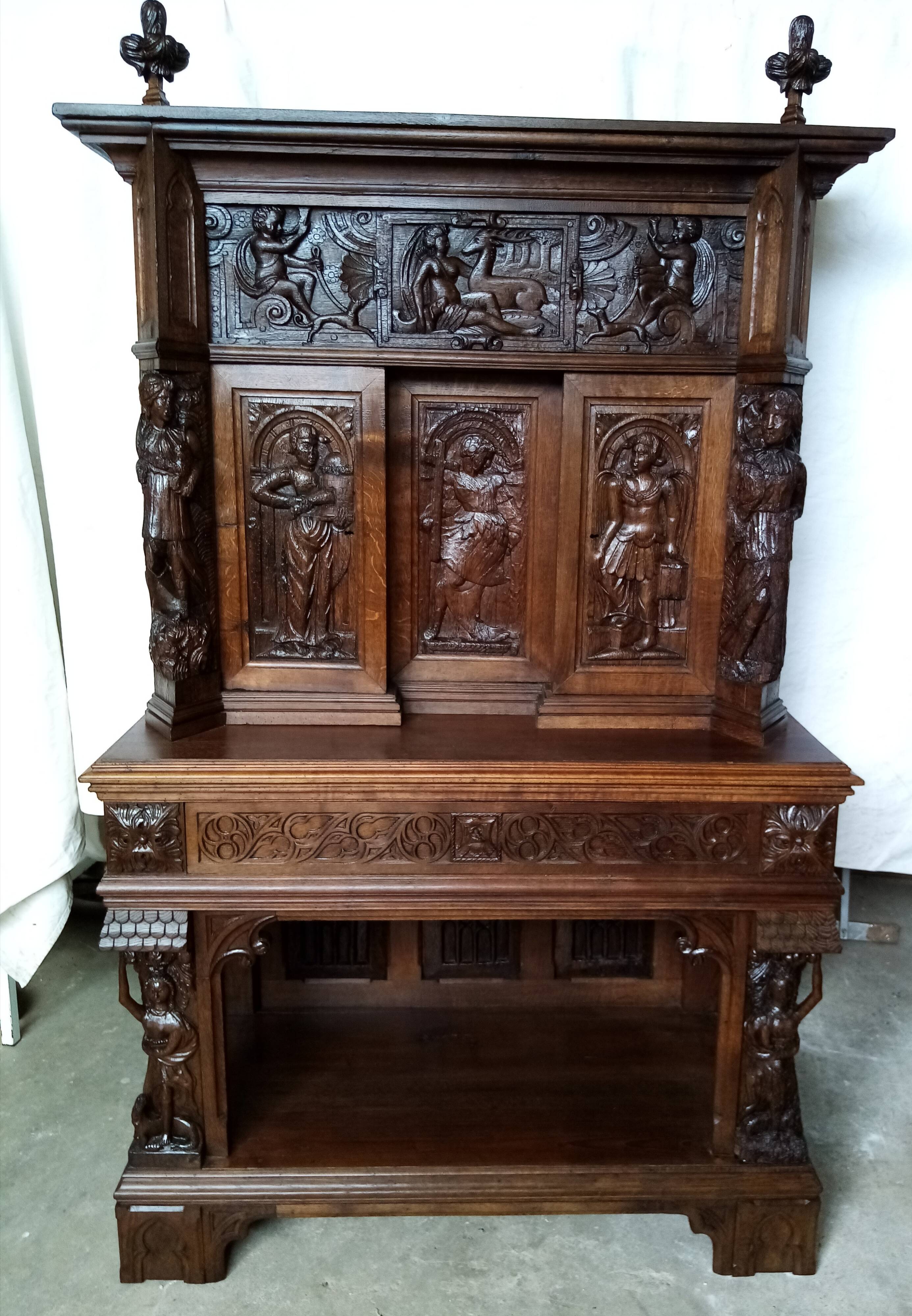 Buffet 2 corps sculpté du XVI ème siècle