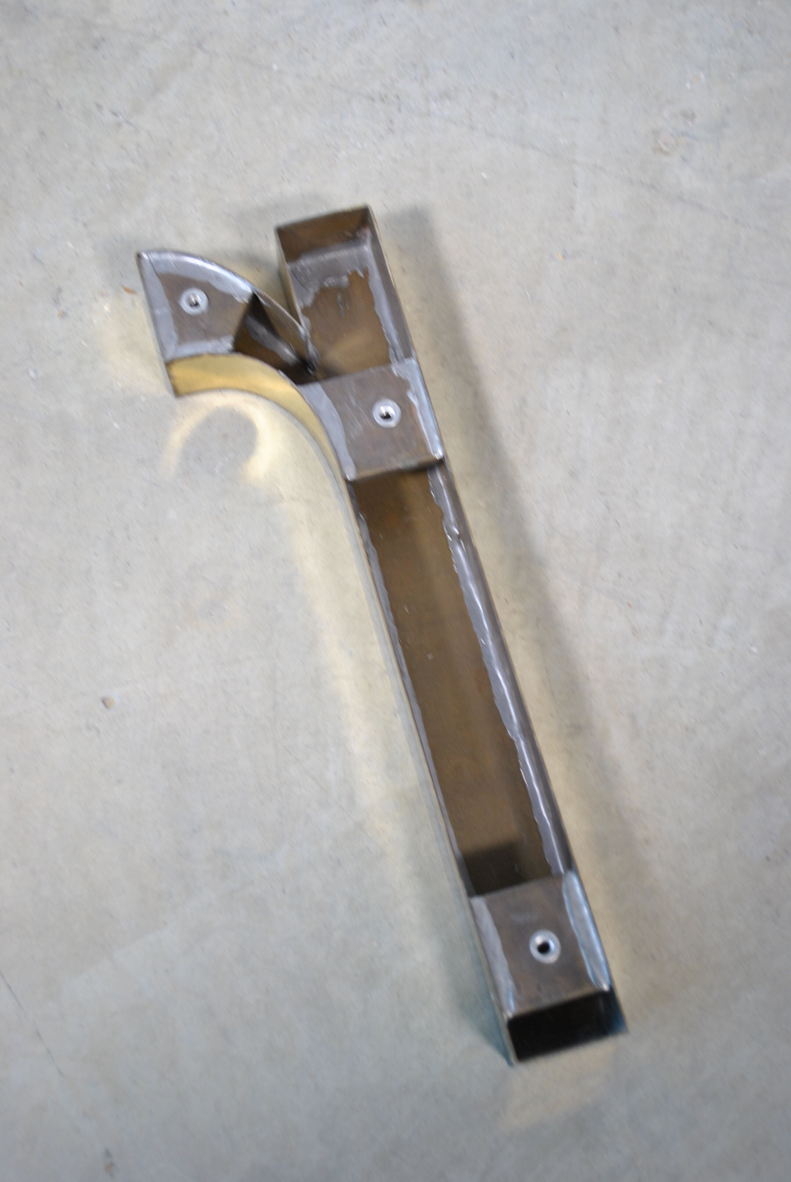 Letter sign in gold metal "R" 1980