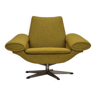 Années 1960, design danois de Johannes Andersen, fauteuil pivotant retapissé, meuble en laine.