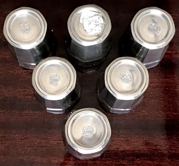 6 tasses en provenance d'un ancien stock étain à la rose
