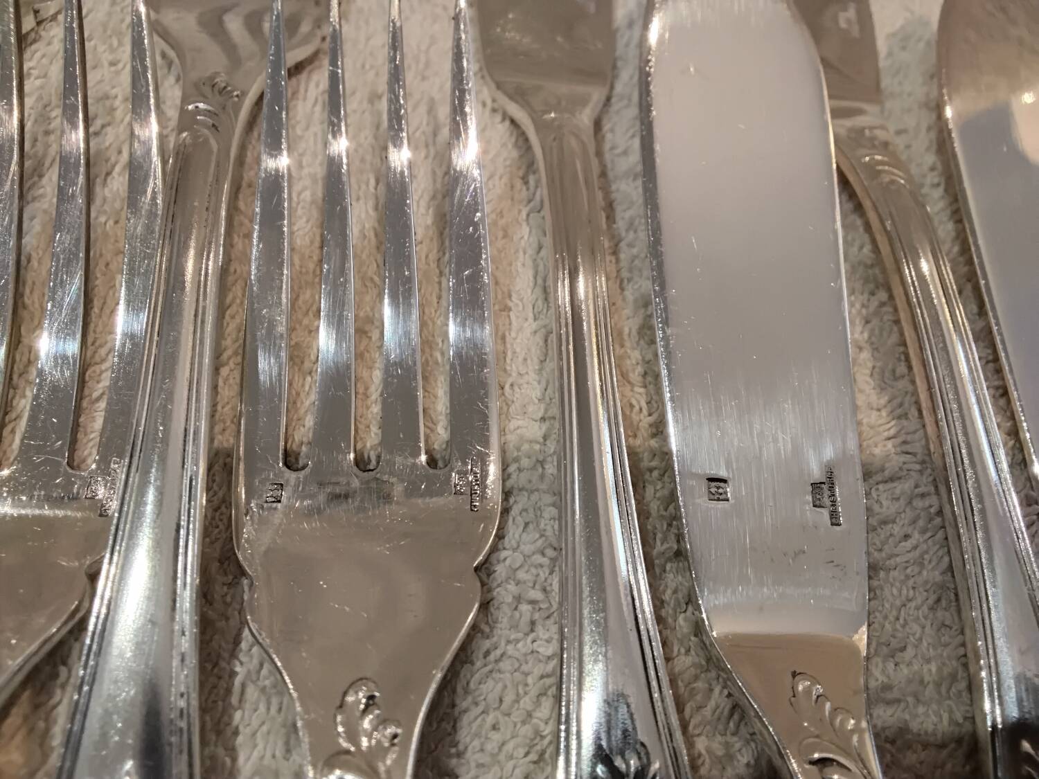 7 forks, 7 fish knives, silver-plated metal, Christofle Marly.