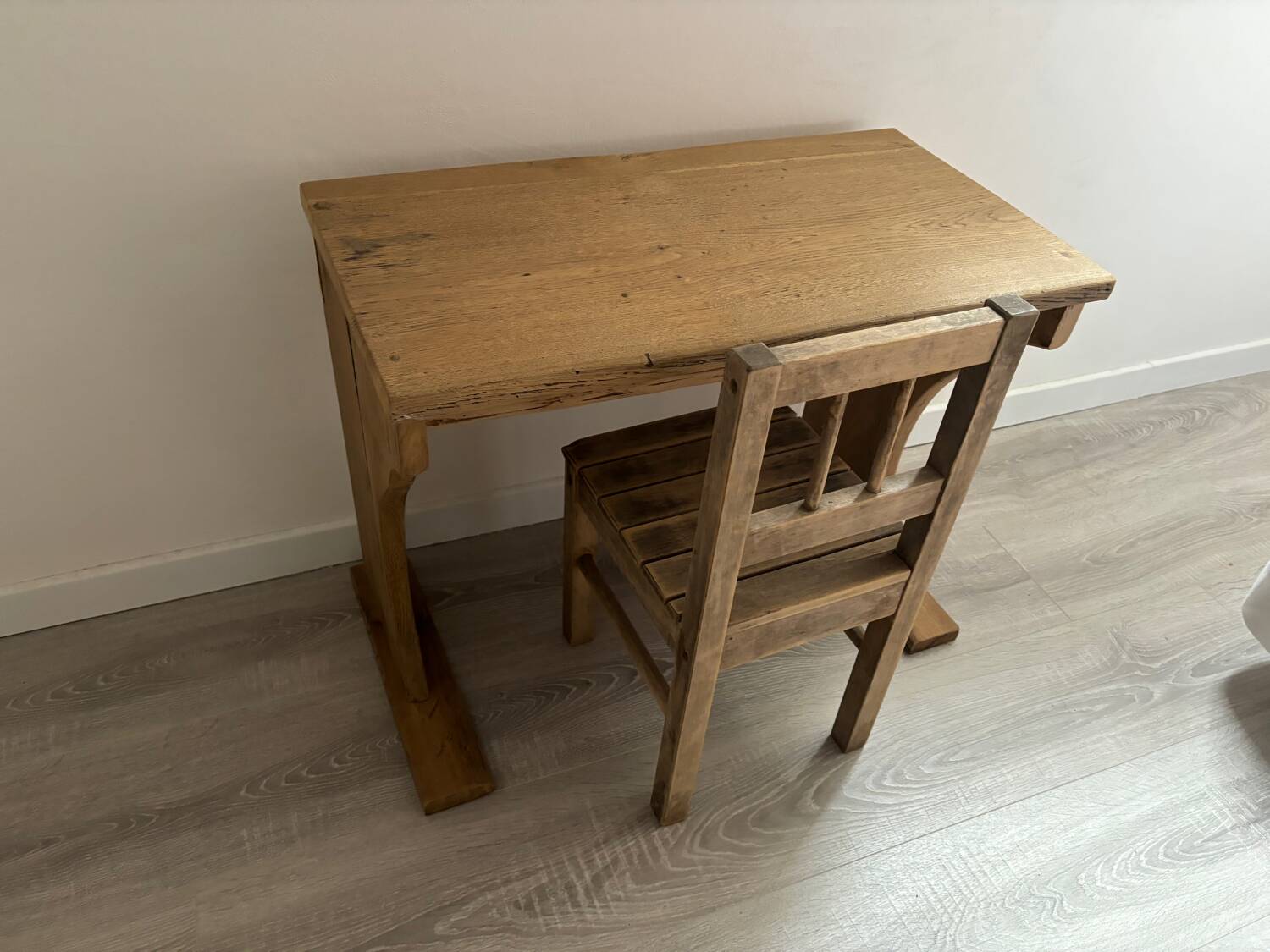 Bureau ancien pour enfant