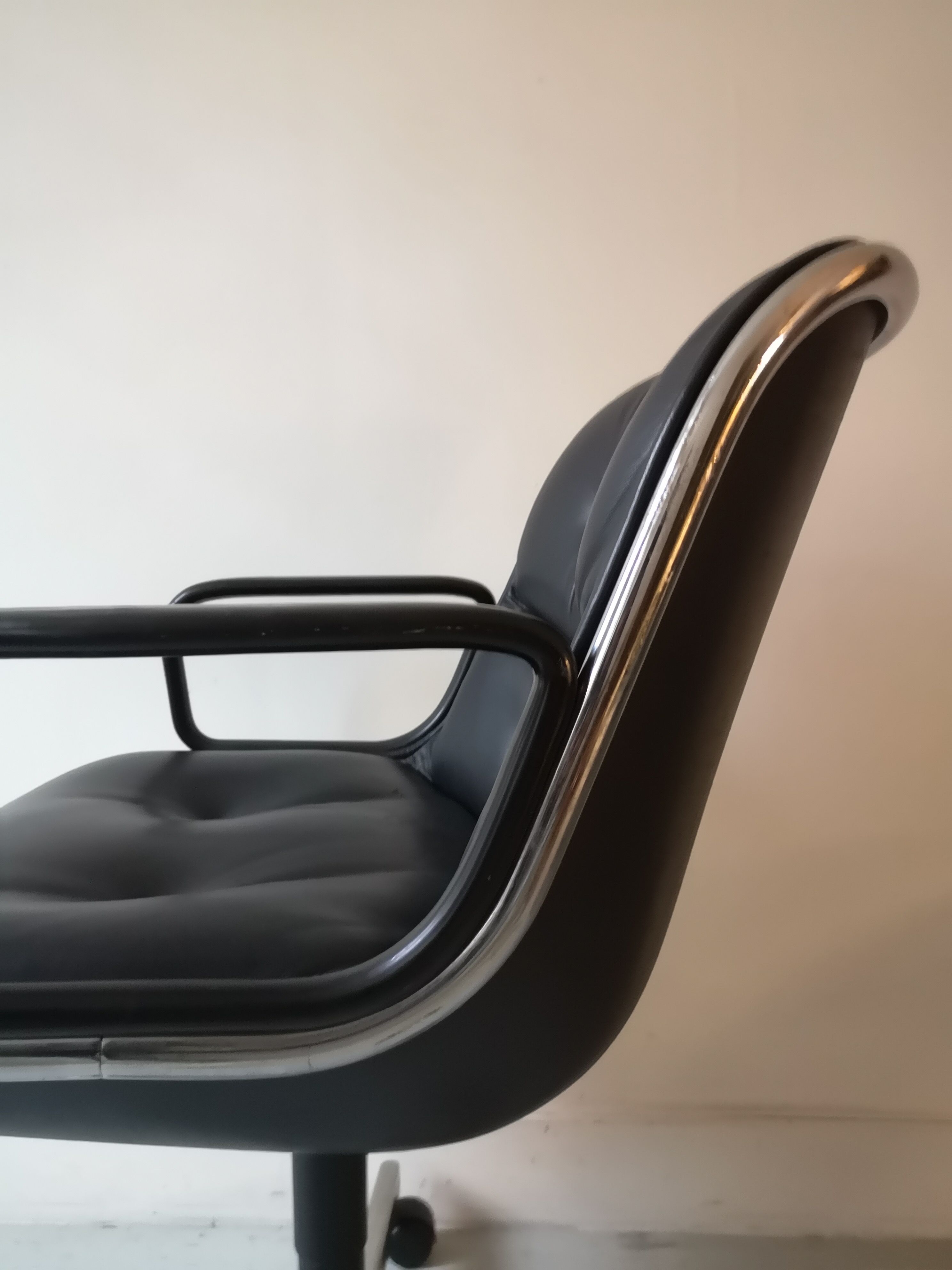 Black leather office chair by Charles Pollock for Knoll,1970