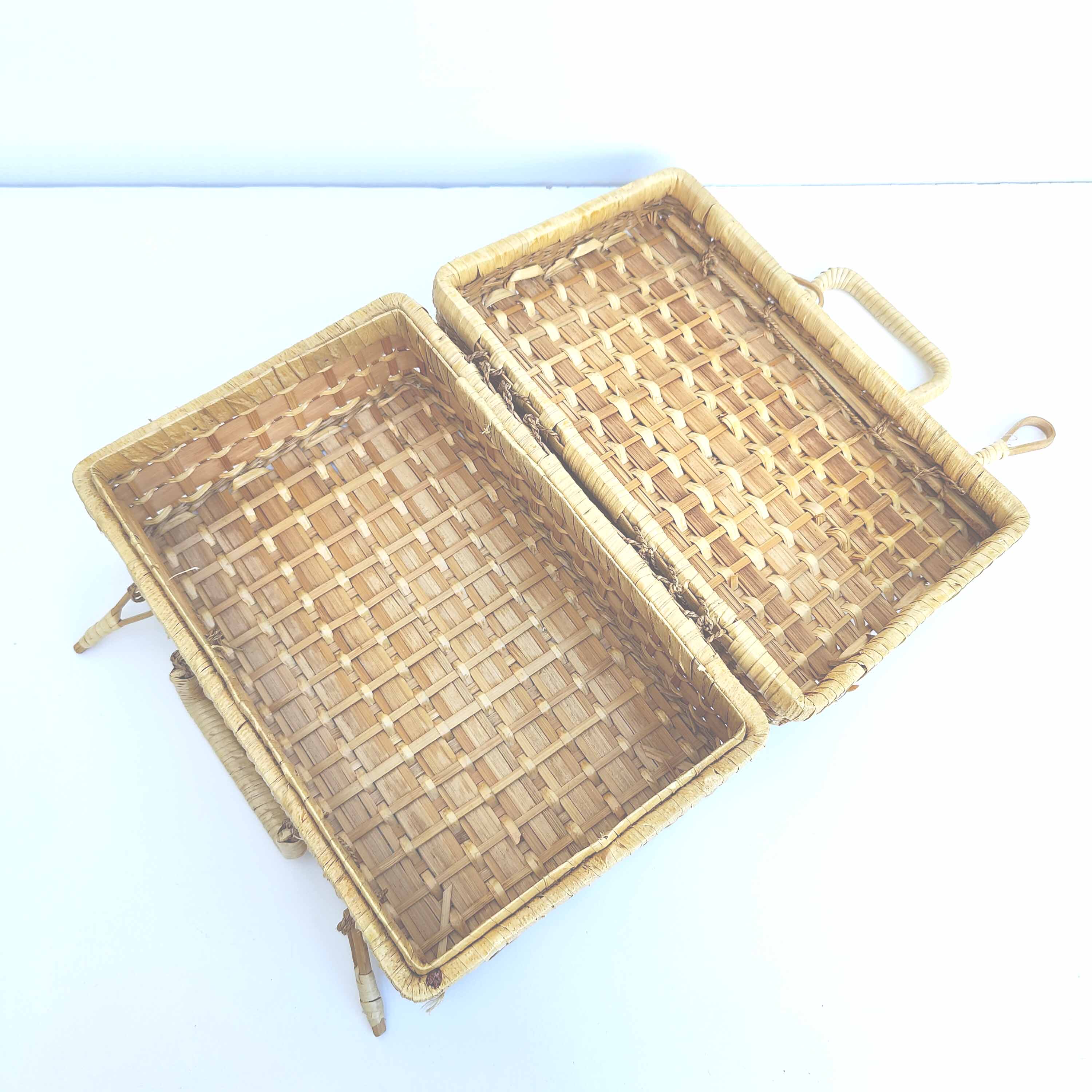 Suitcase in rattan and woven wicker