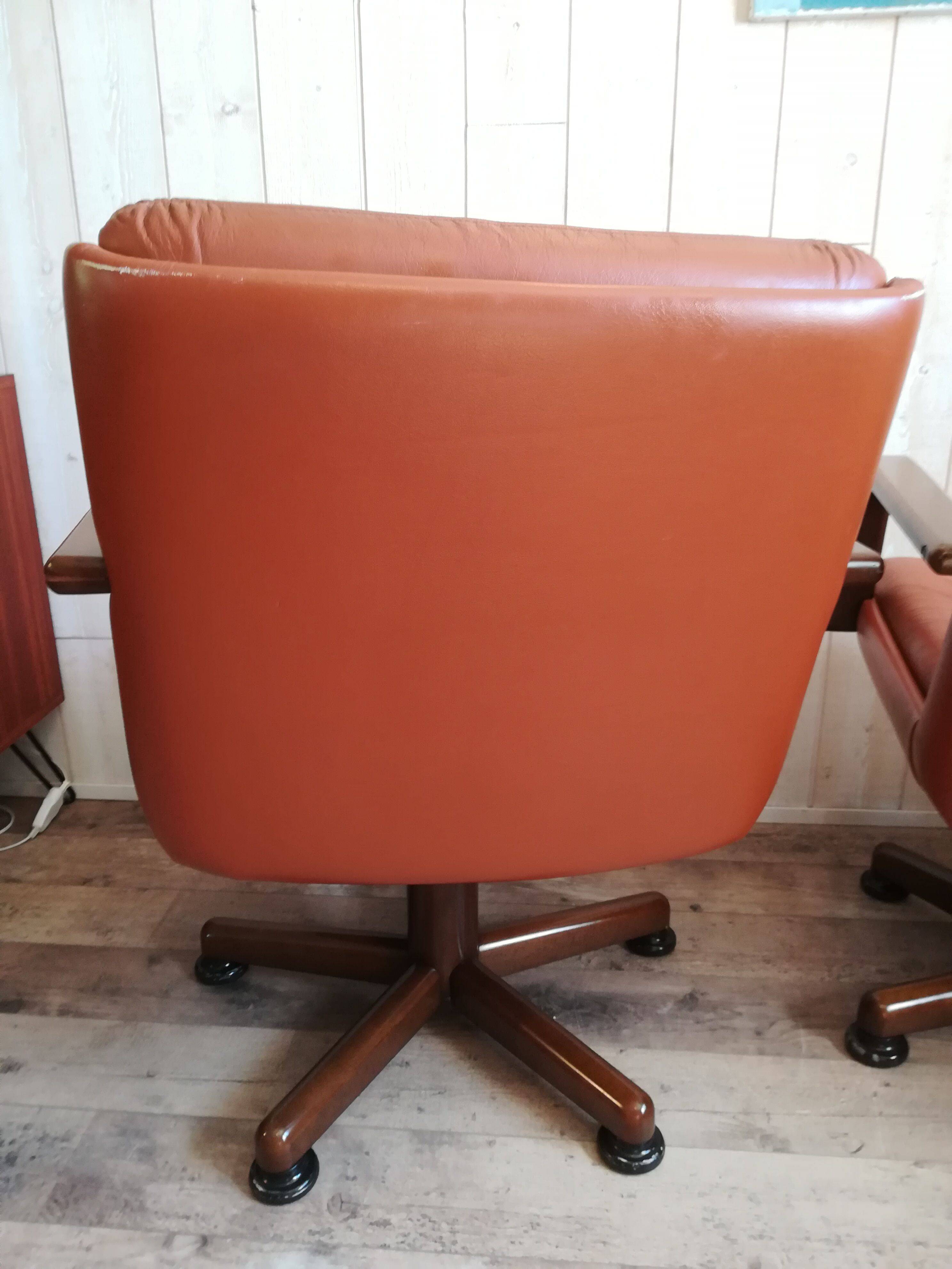 Paire de fauteuils pivotant havane vintage Italie