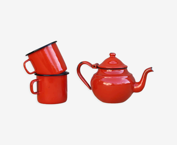 Ensemble théière et deux tasses en tôle émaillée rouge