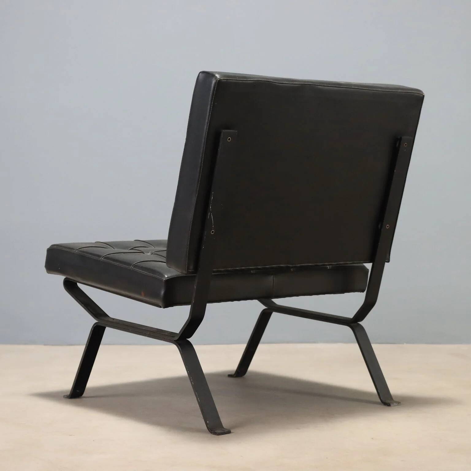 Vintage armchair in metal and black faux leather, Italian design from the 1970s.