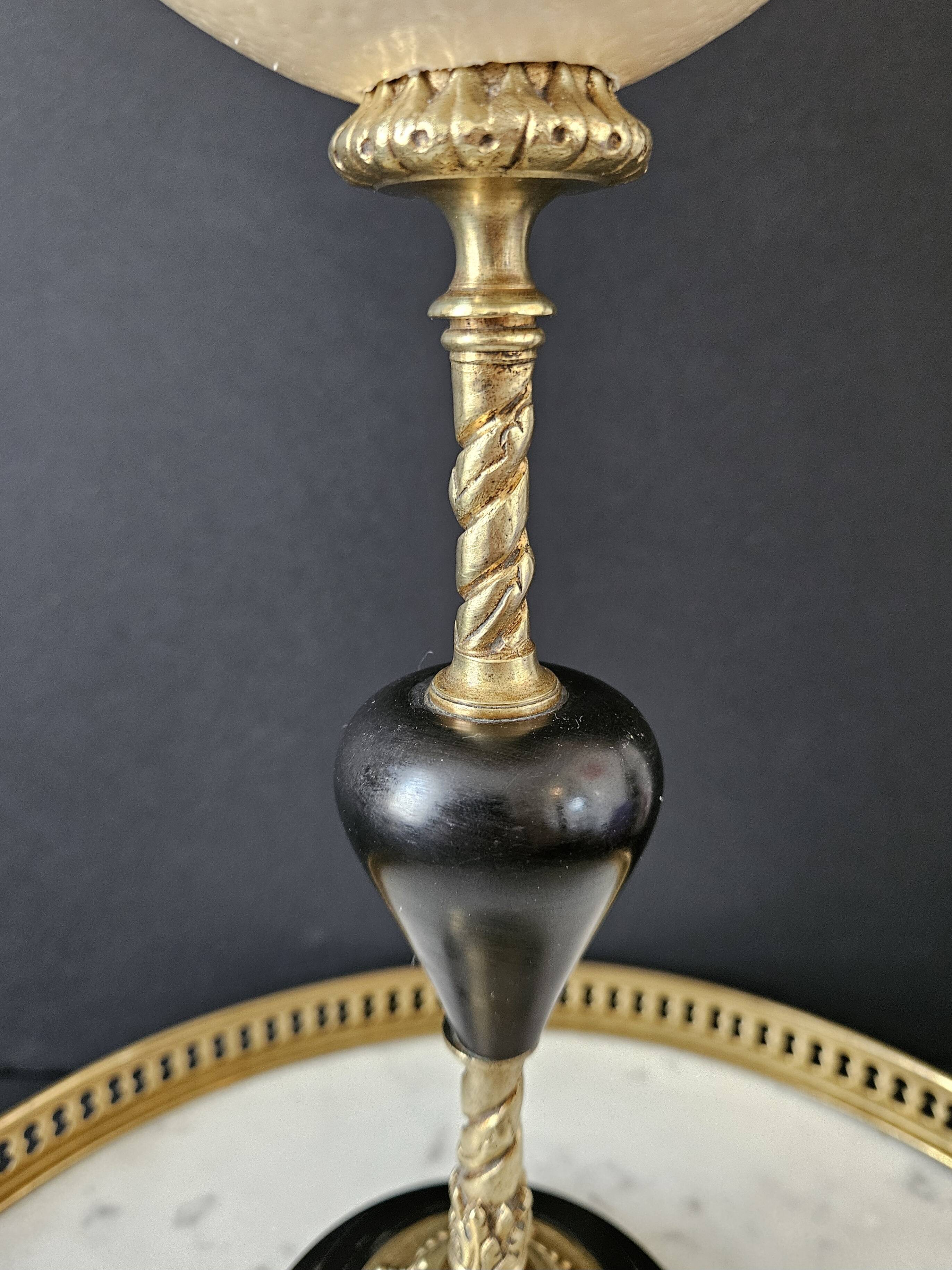 Oeuf d'Autruche, Socle en Laiton/Bronze et Marbre Noir (XIXe - Napoléon III) H: 37 cm | PlaceOddity