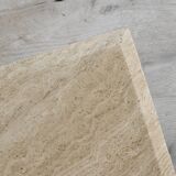 Table basse minimaliste géométrique en travertin italien des années 1970. Style vintage et moderne.