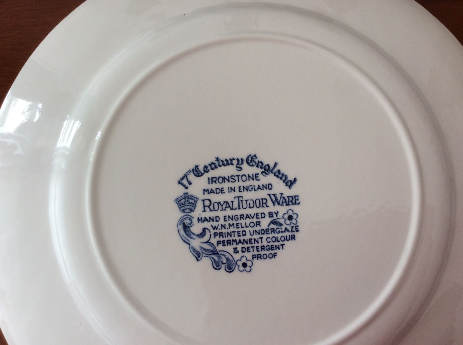 Assiette Royal Tudor Ware Hand engraver by WN Mellor Made in England