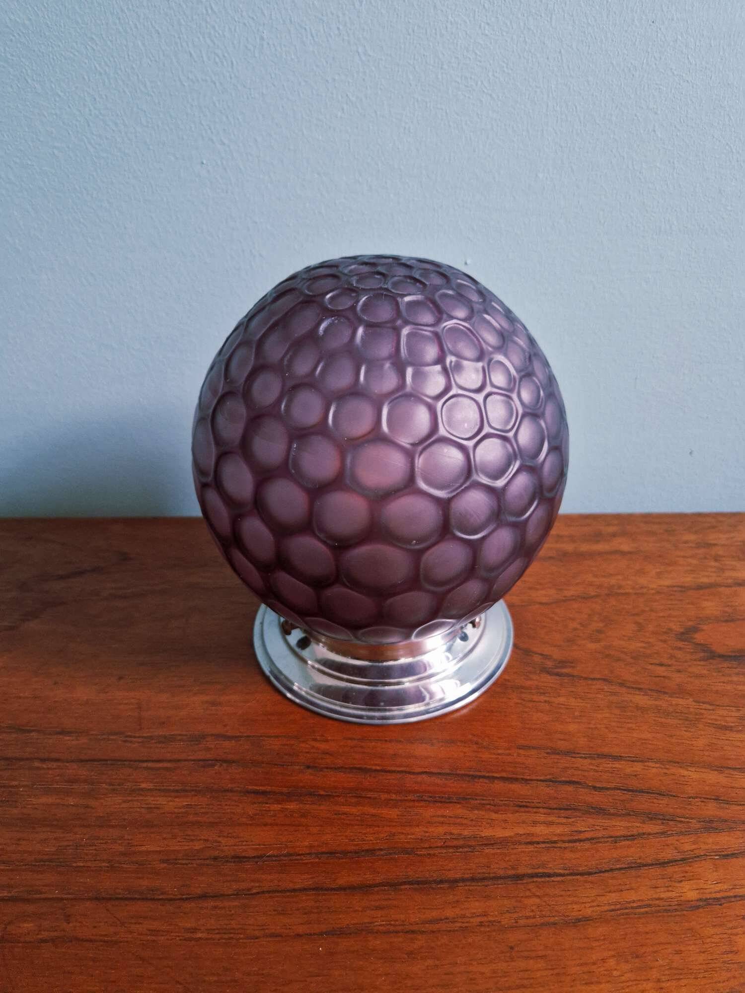 Plafonnier art déco en verre satiné alvéolé couleur aubergine, 1930