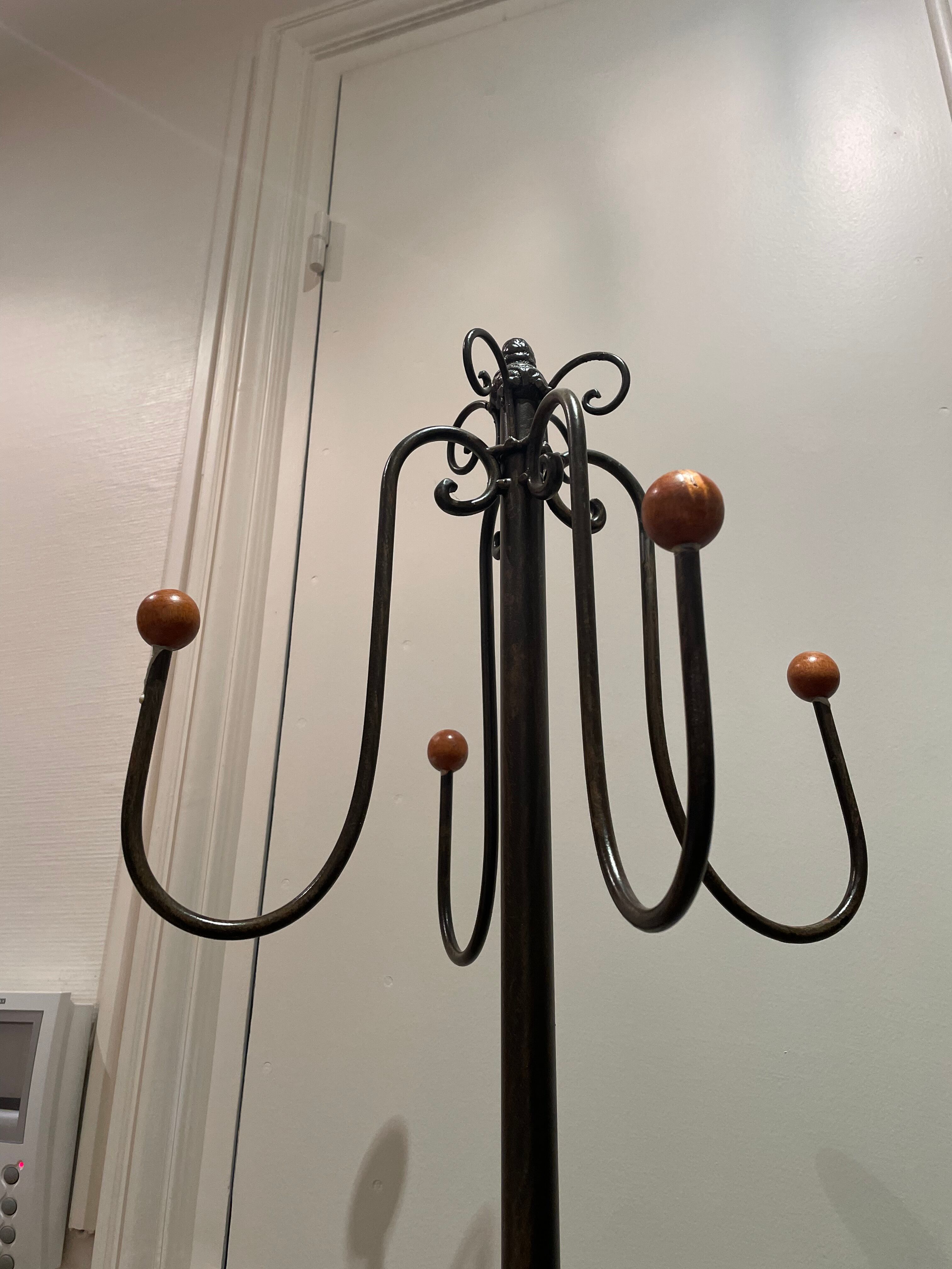 Pedestal coat rack