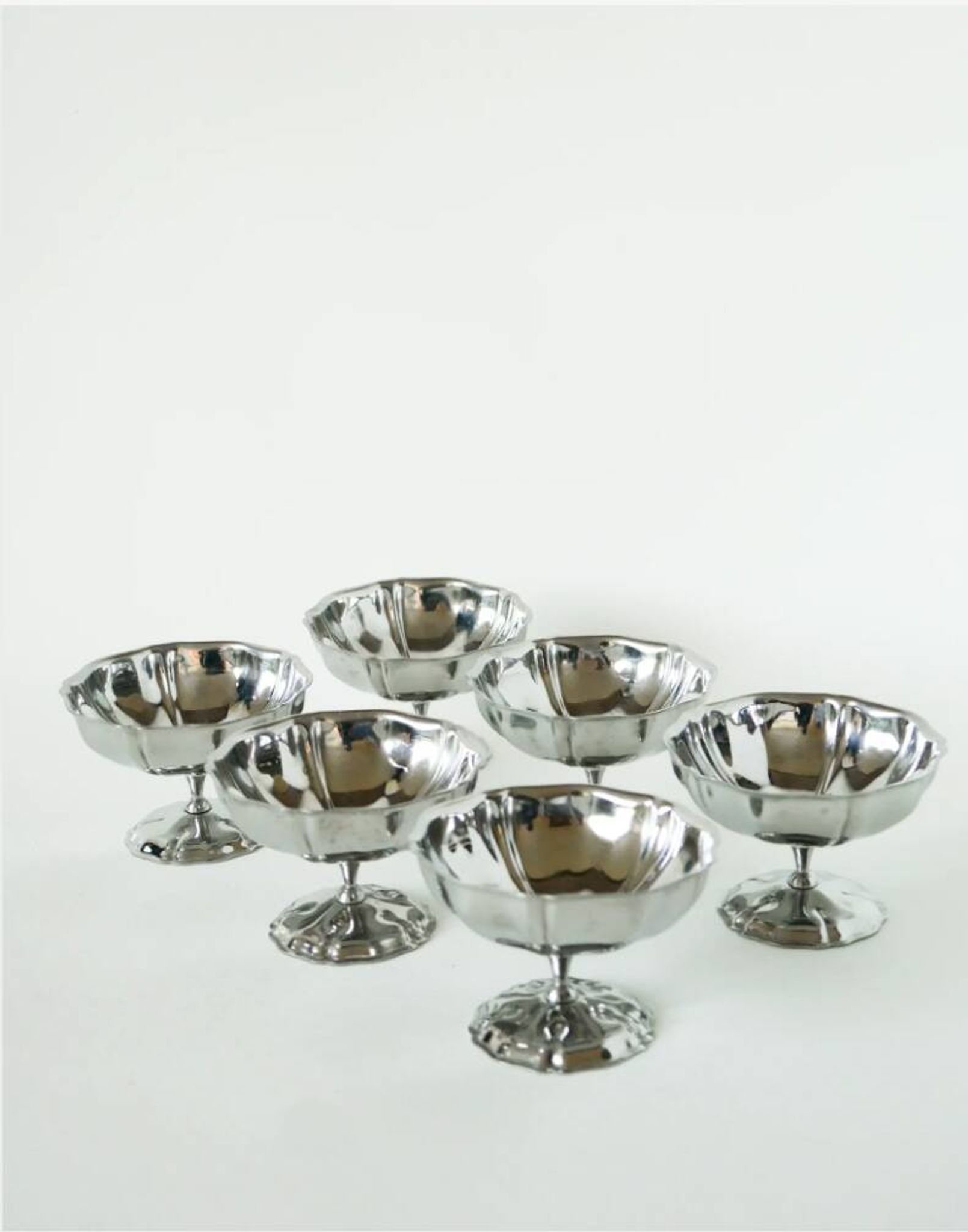 Set of 6 mid-height stainless steel ice cream bowls with finely crafted feet, Design, 1