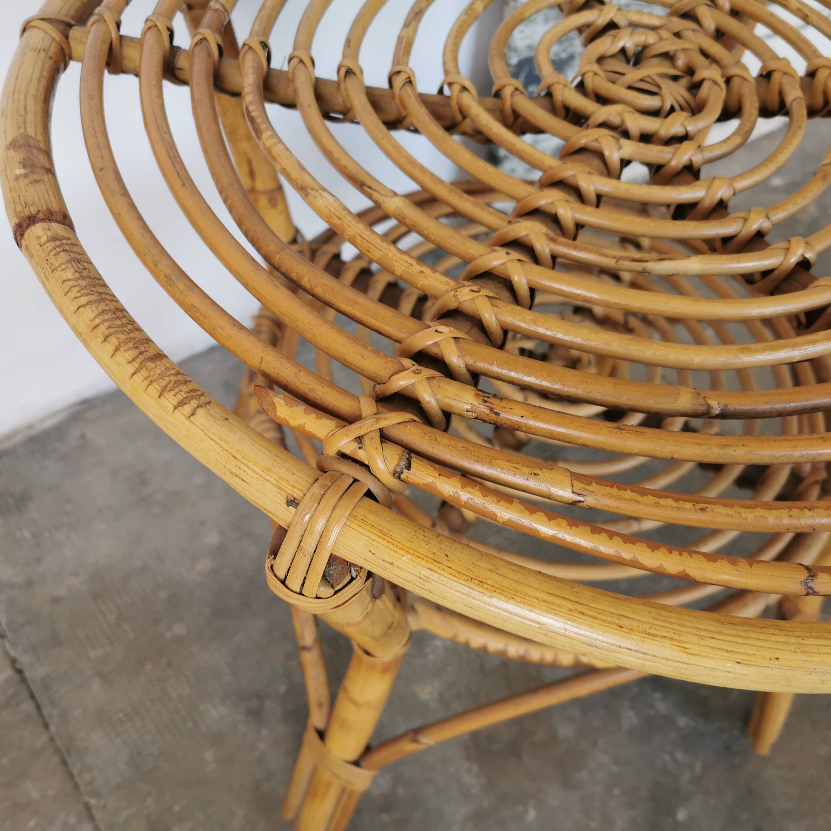 Round rattan table