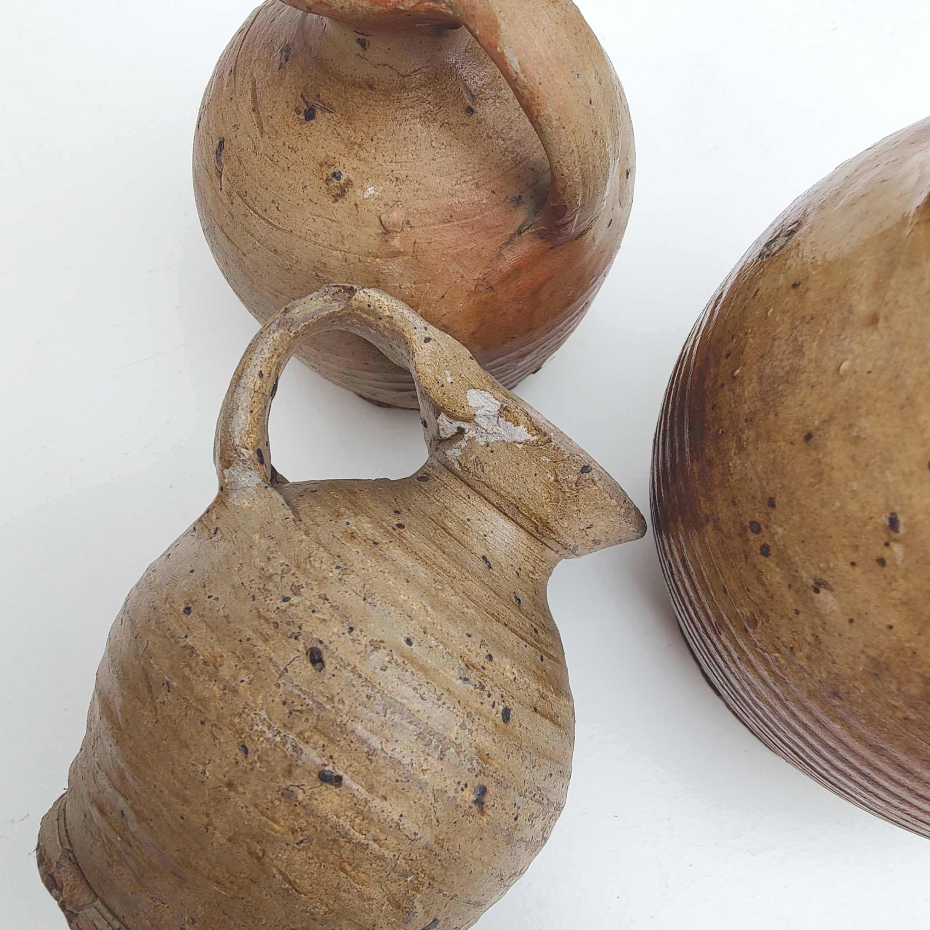 Lot de trois pichets en grès
