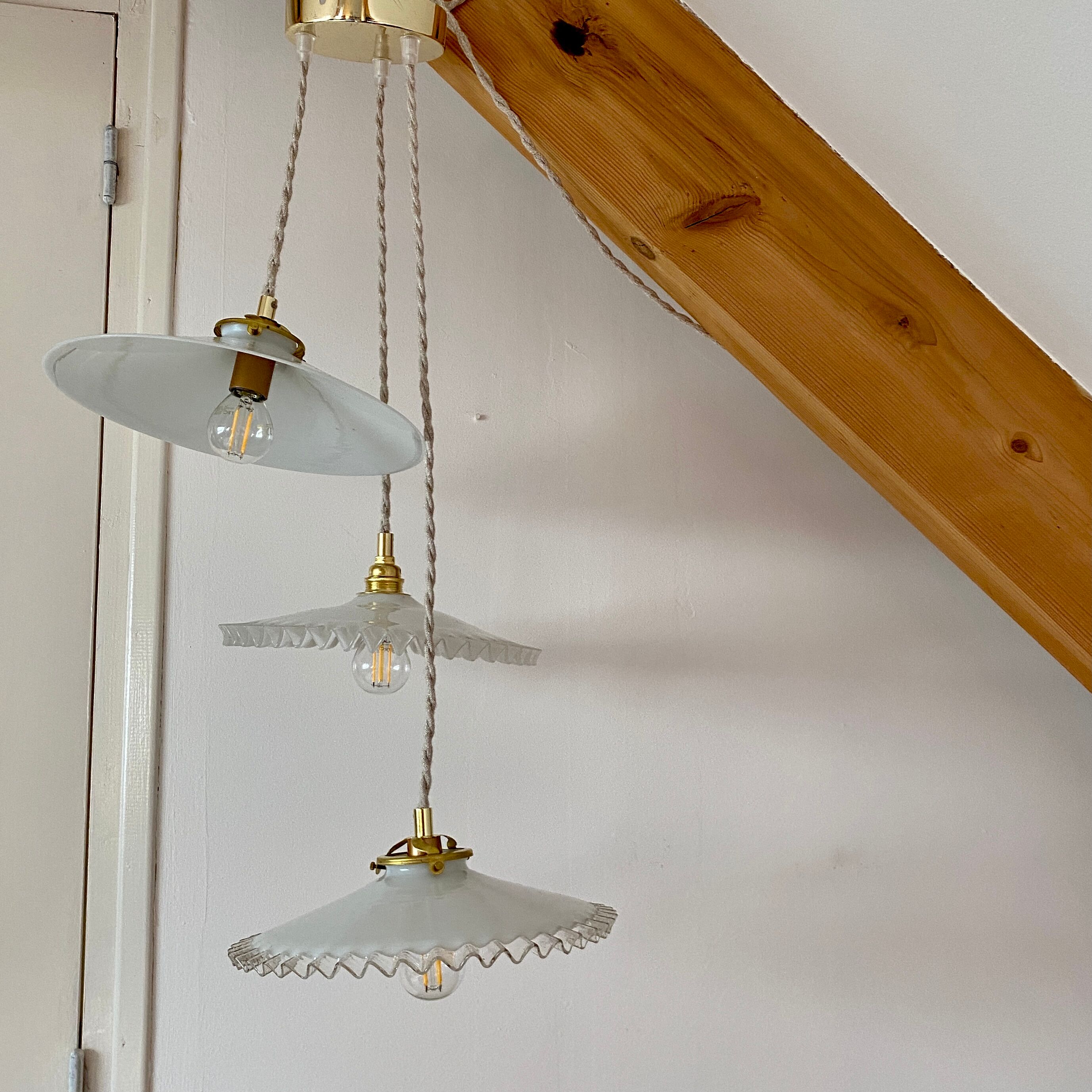 Suspension cascade three lights vintage lampshade in white opaline