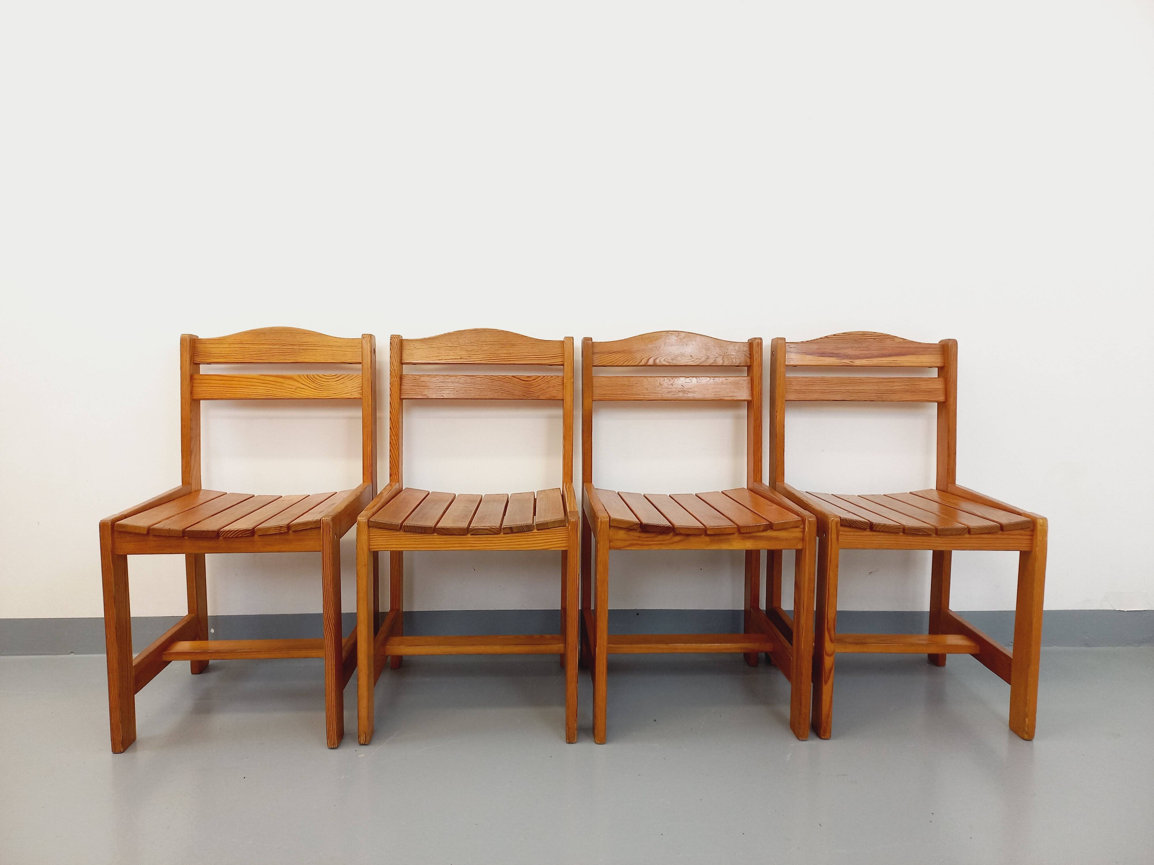Set of 4 vintage pine chairs from the 70s