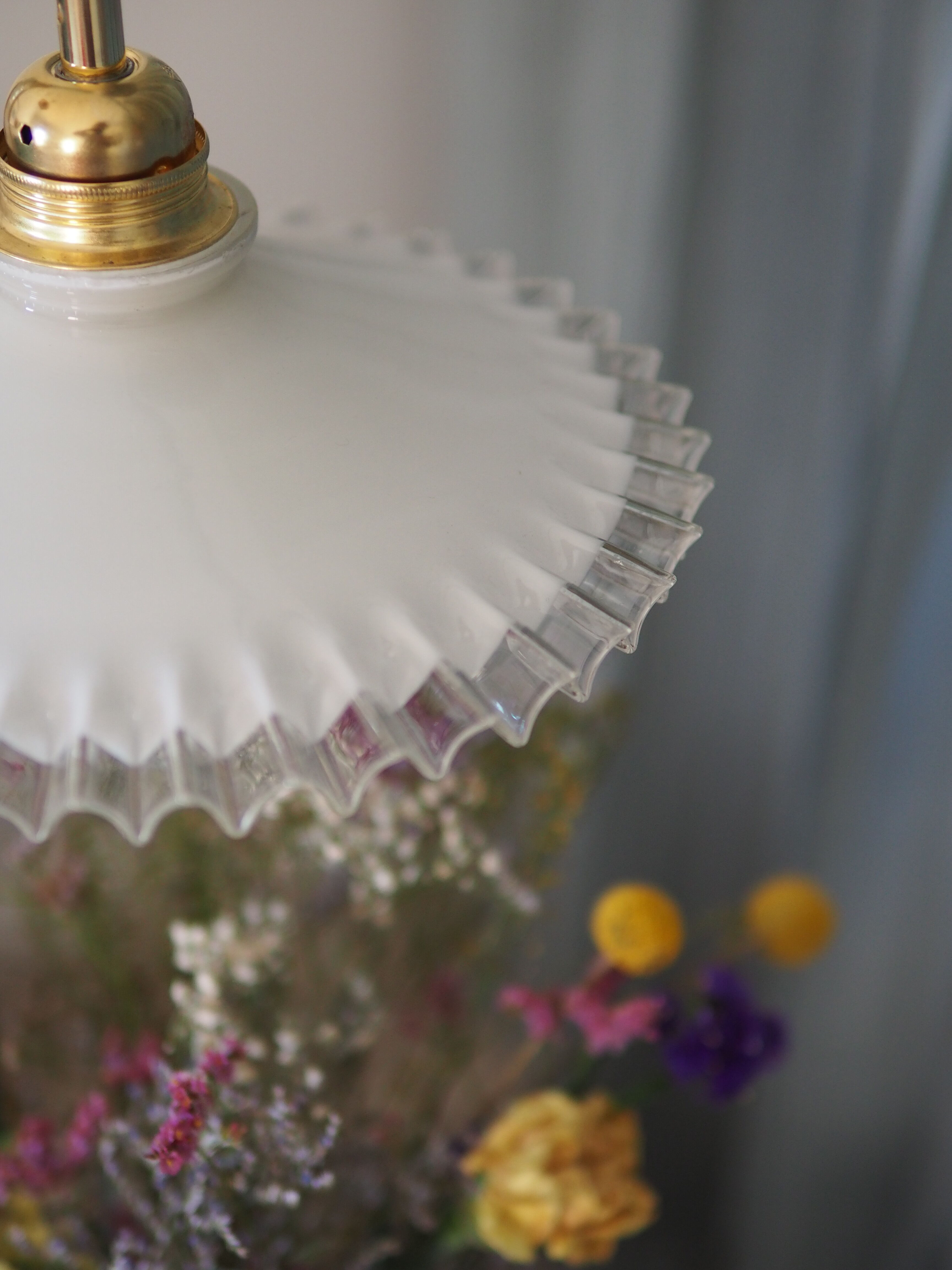 Serrated opaline suspension