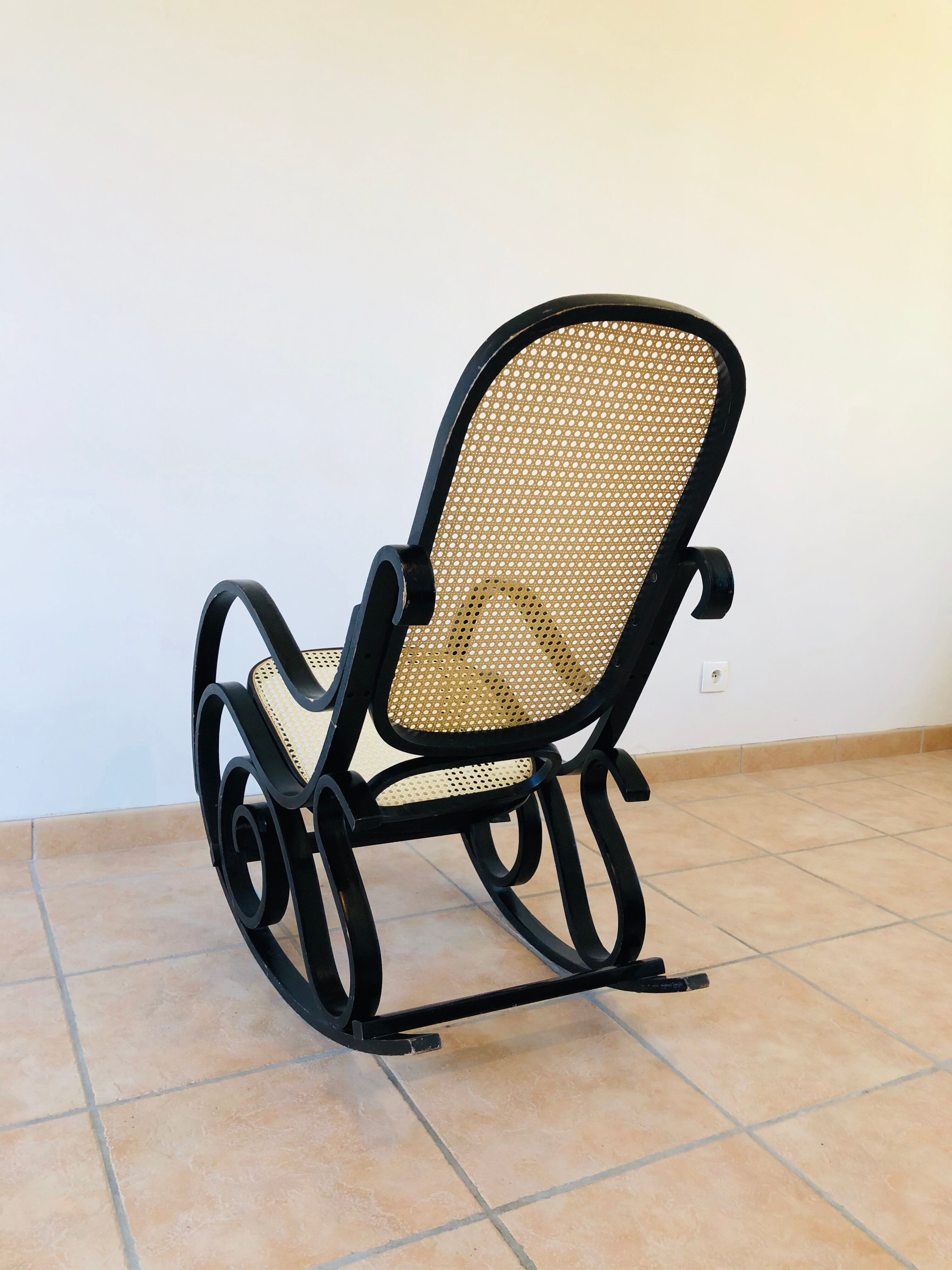 Rocking-chair vintage en bois courbé et cannage 1960