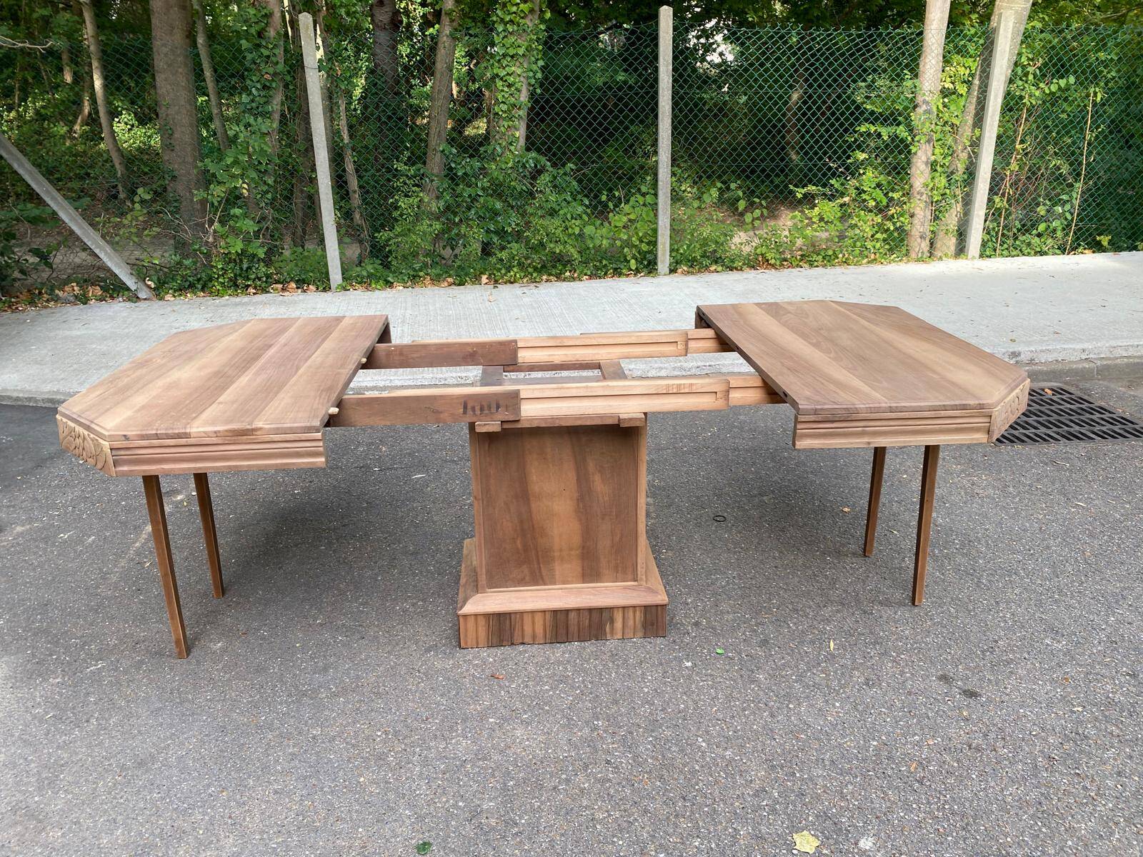 Art Deco extendable dining table renovated in solid walnut with a central leg 193.