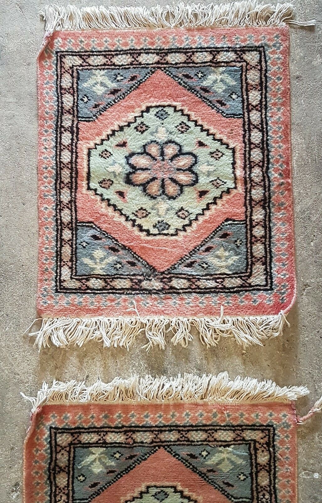 Pakistan's pure wool carpet dimensions 0.60 x 0.45 cm