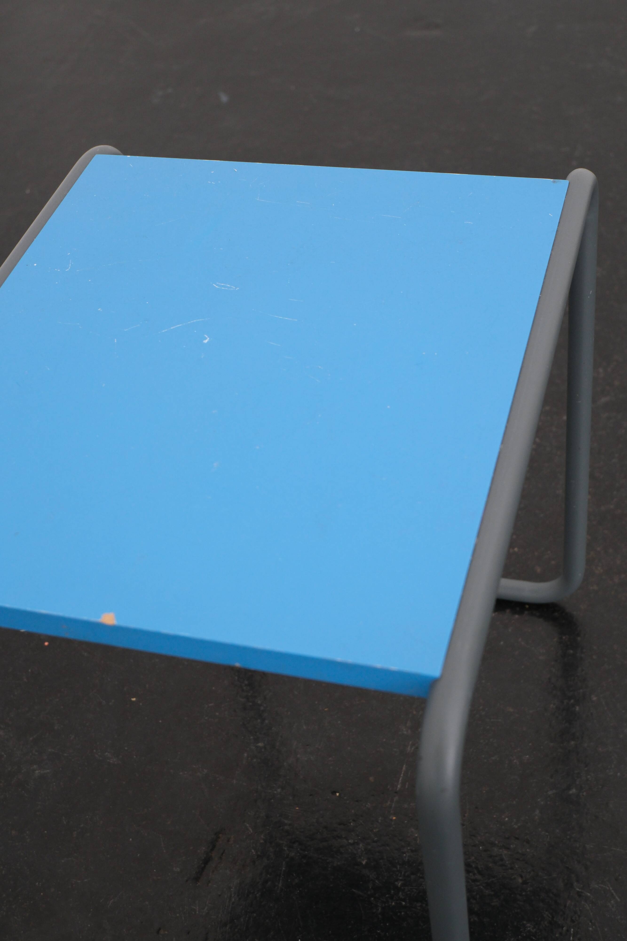 Table d'appoint bleue "B9 B" par Marcel Breuer / Thonet