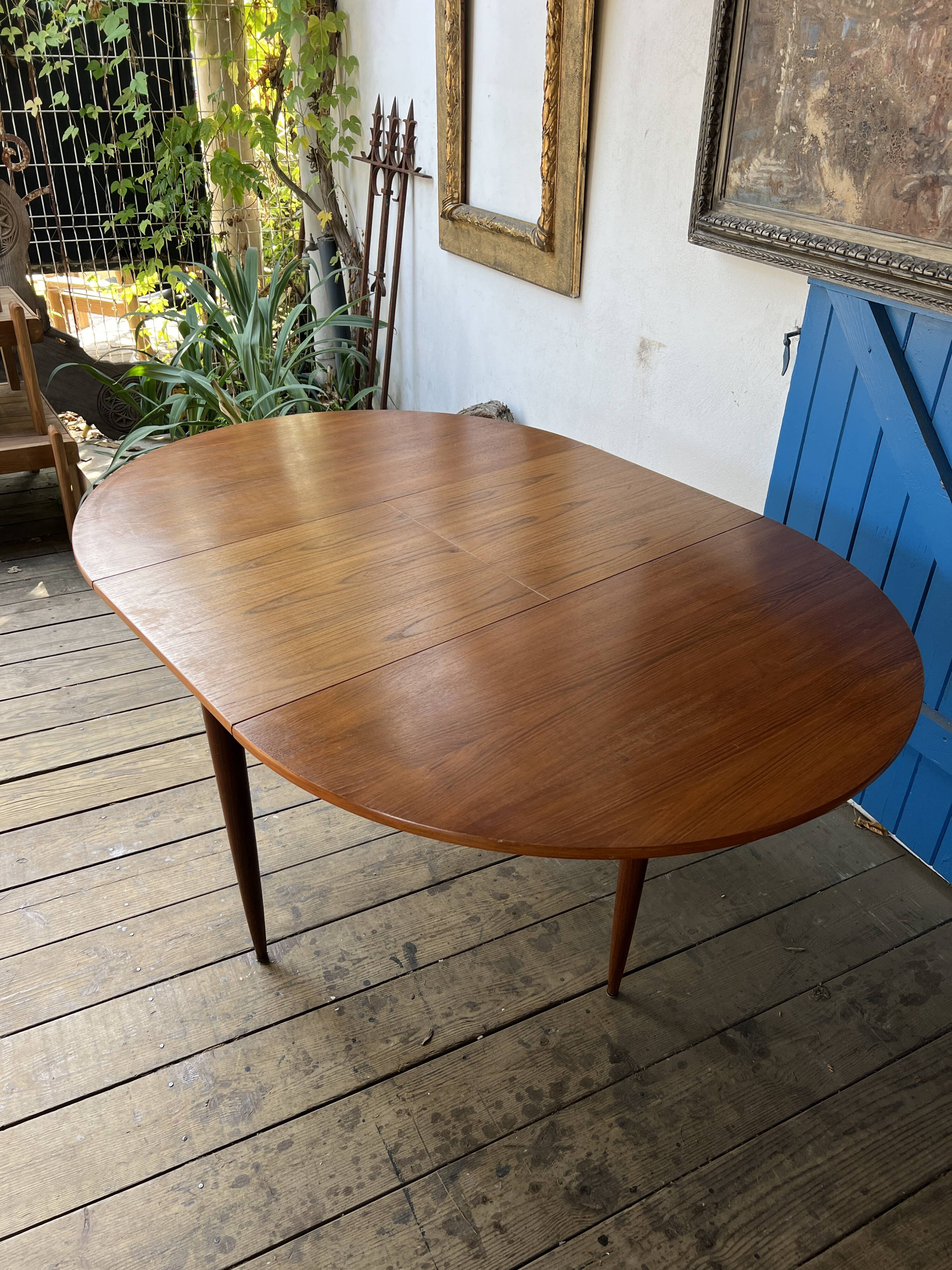 Round extendable table