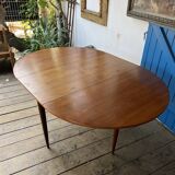 Round extendable table