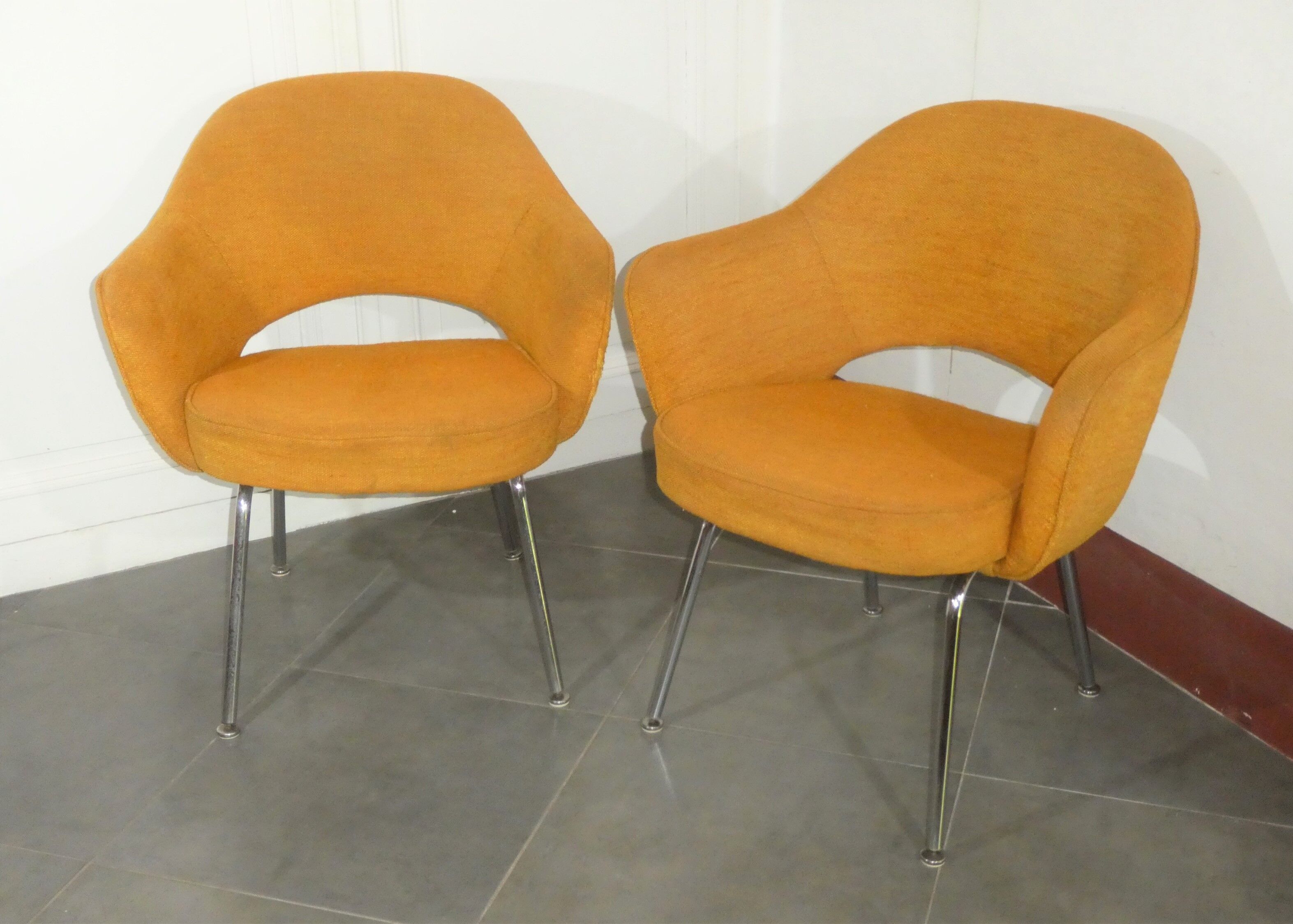 2 Saarinen chairs