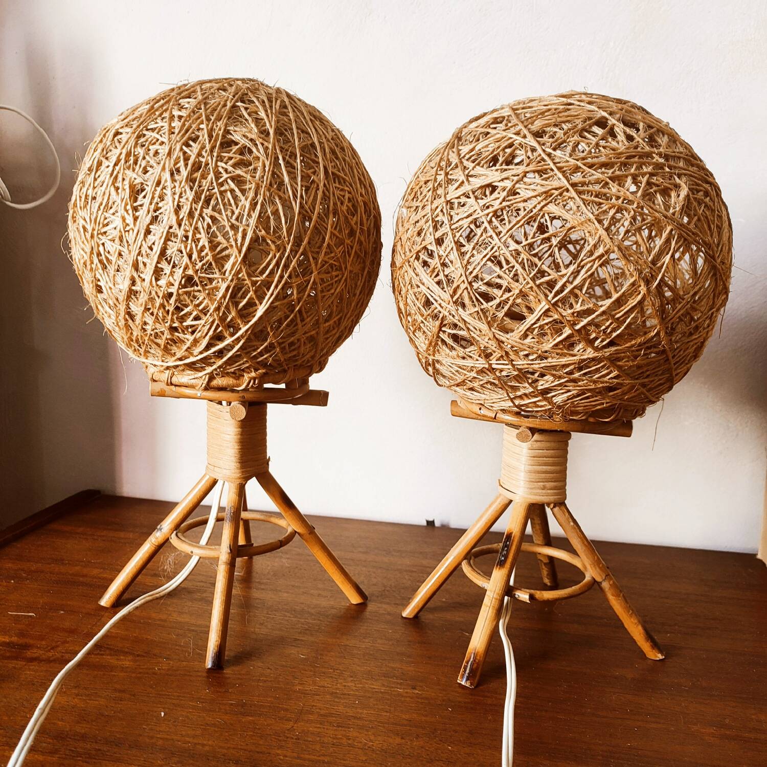 Pair of bedside lamps in rope and rattan