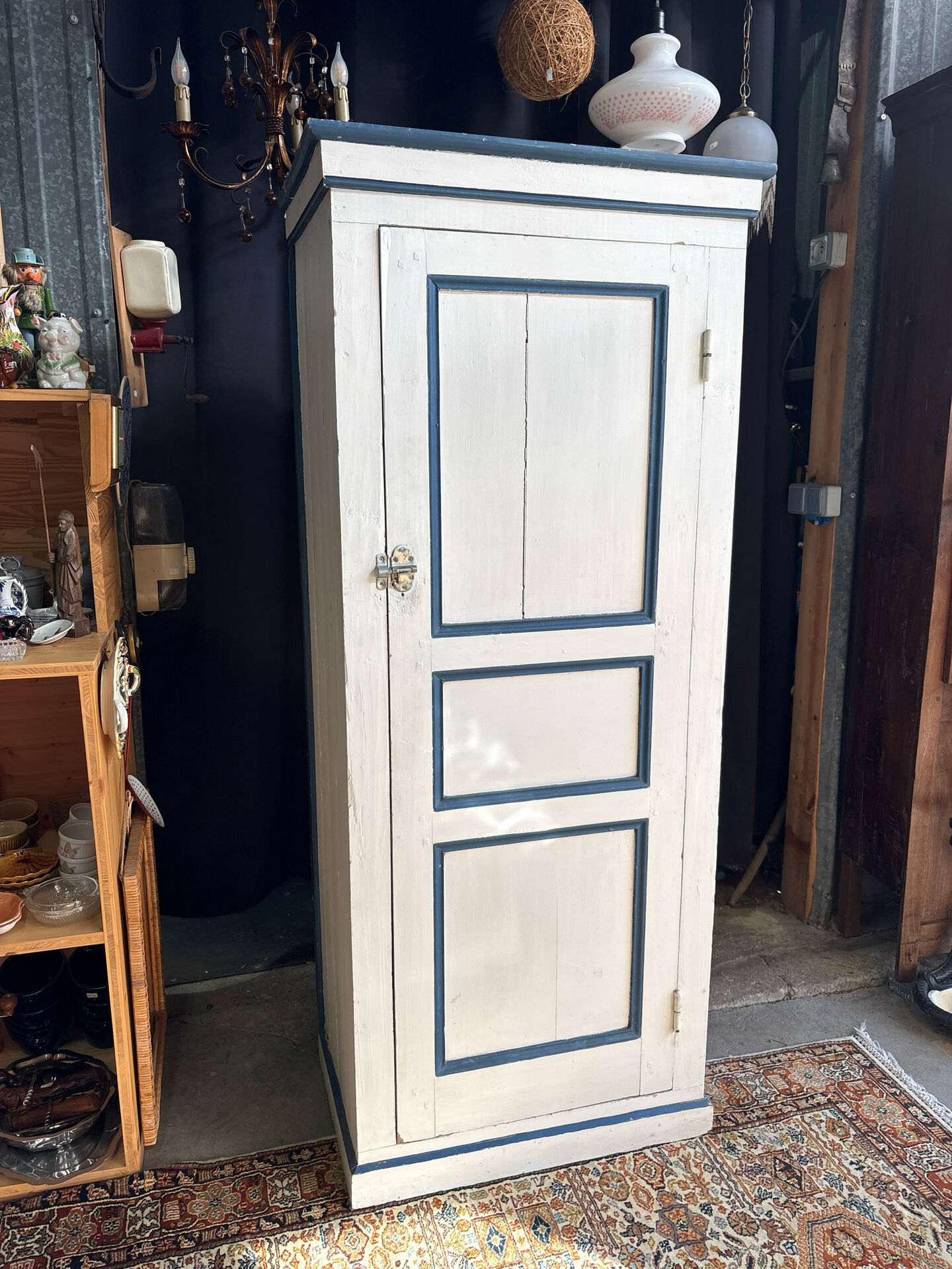 Antique bonnetière in cream and blue painted wood – in its original condition.