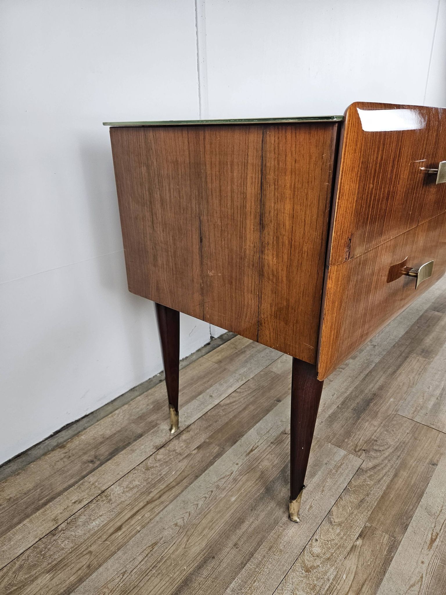 Mid-century drawer chest in mahogany, brass and glass.