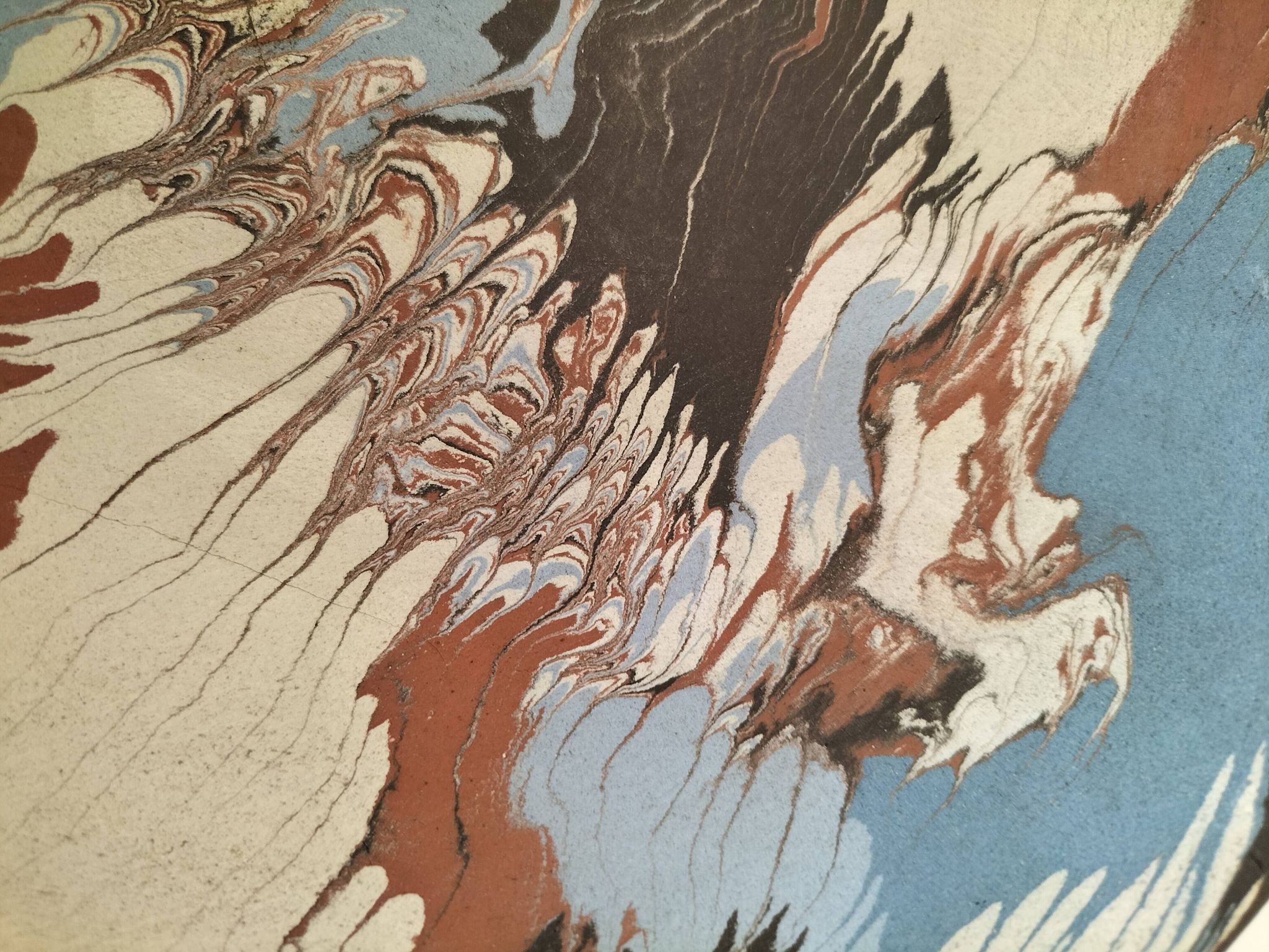 Coupe en terre mêlée d'Apt – Signée Bernard – Décor marbré polychrome