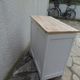 Buffet parisien vintage réenchanté en gris perle, plateau bois.