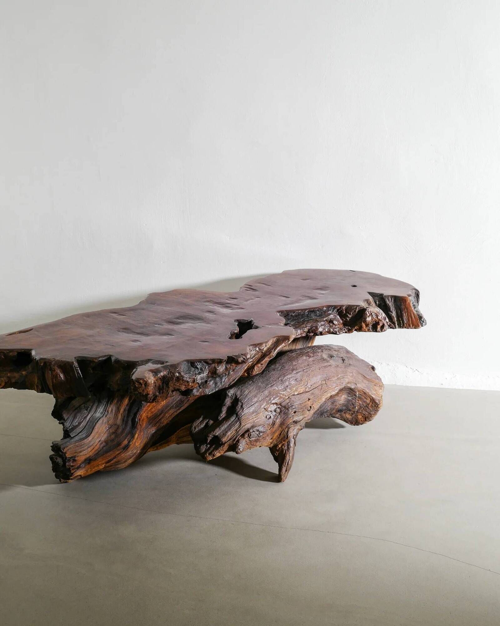 Table d'appoint sculpturale en bois brutaliste française, années 1960