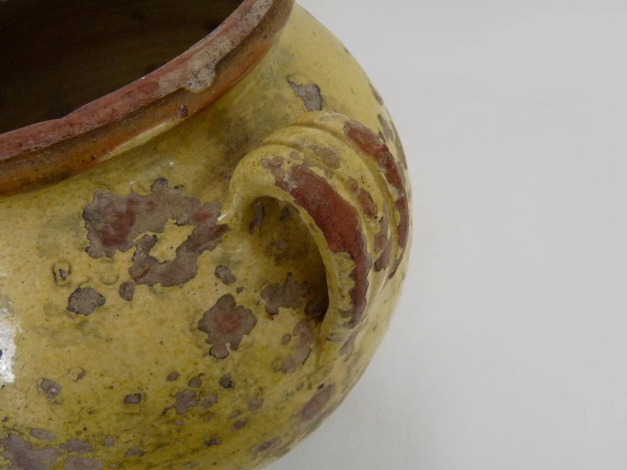 Magnificent glazed yellow confit pot, south-west of France. 19th century.
