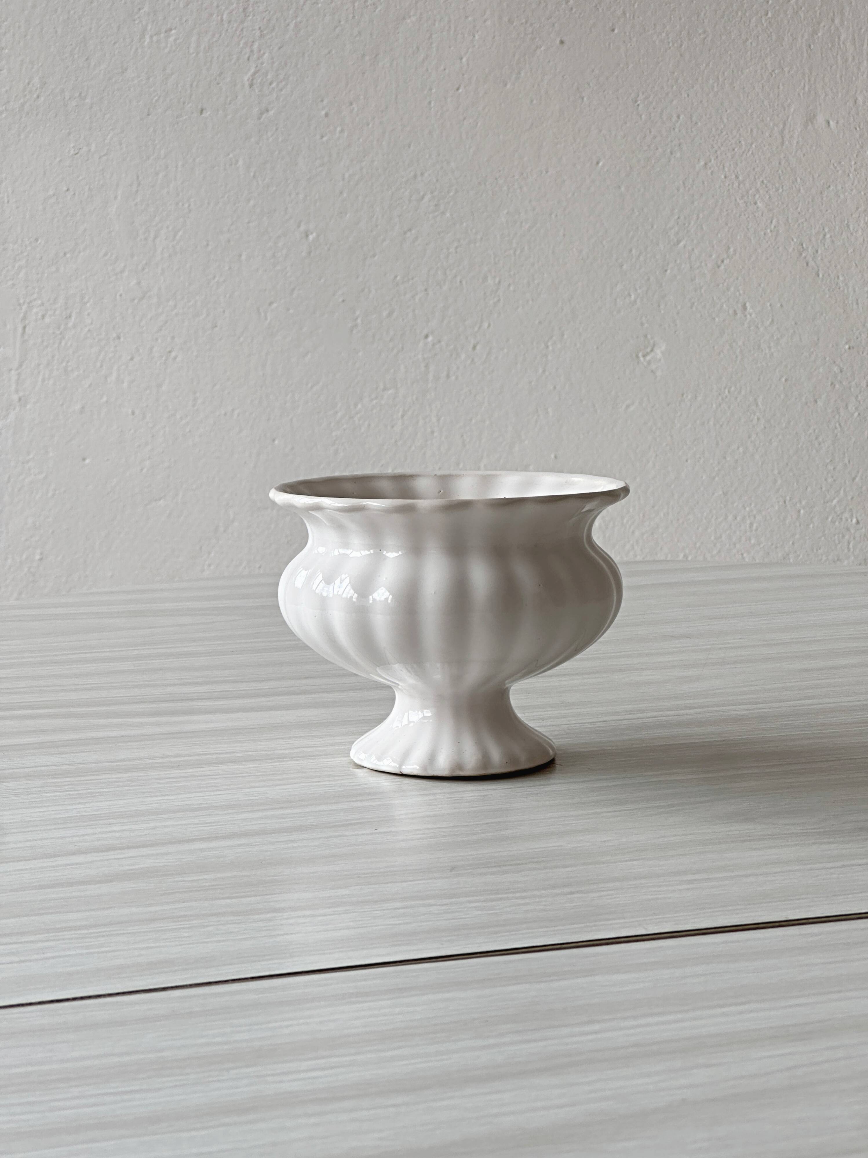 White ribbed ceramic cache-pot