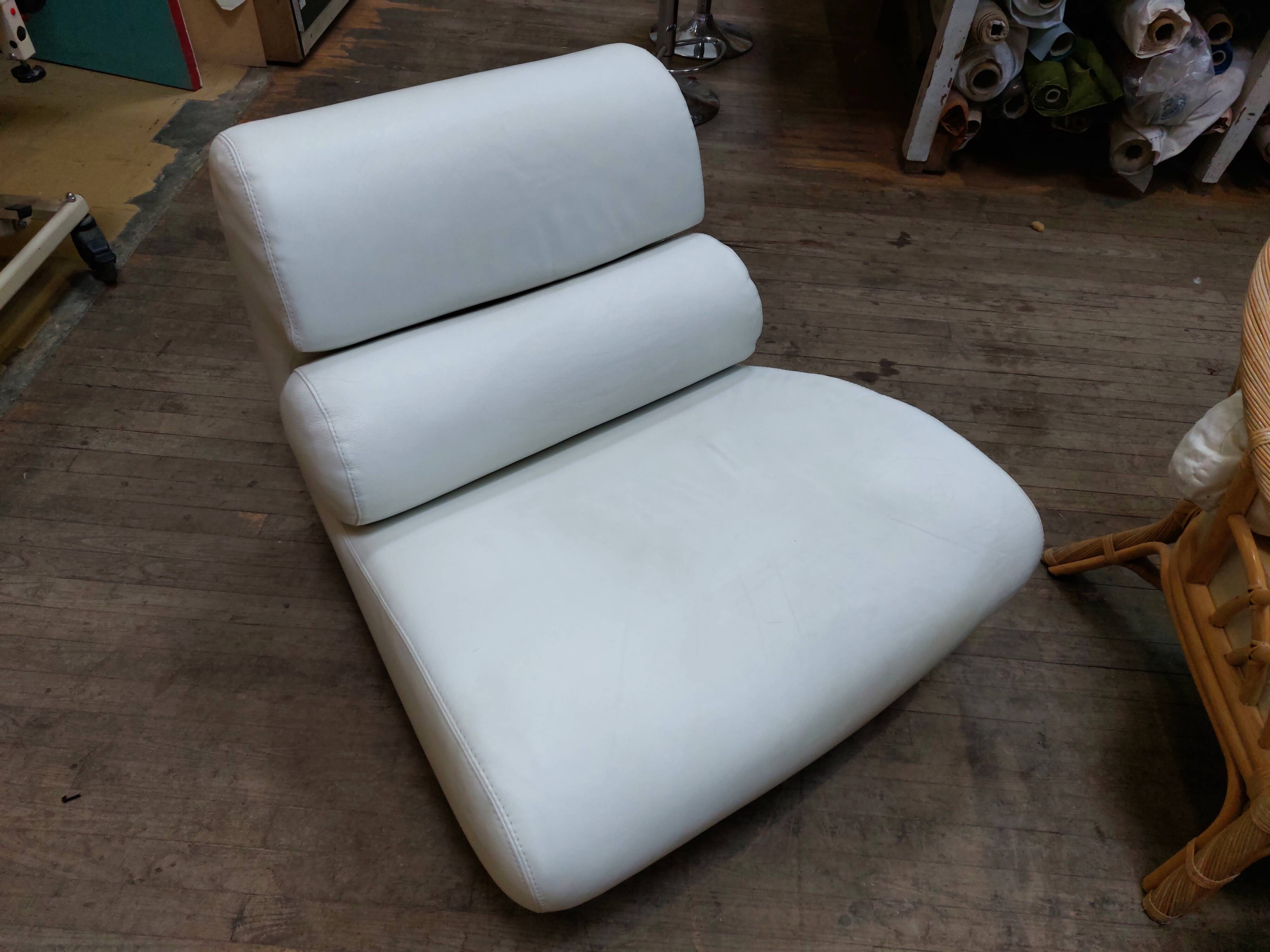 White leather swivel comma armchair by roche bobois - 80s