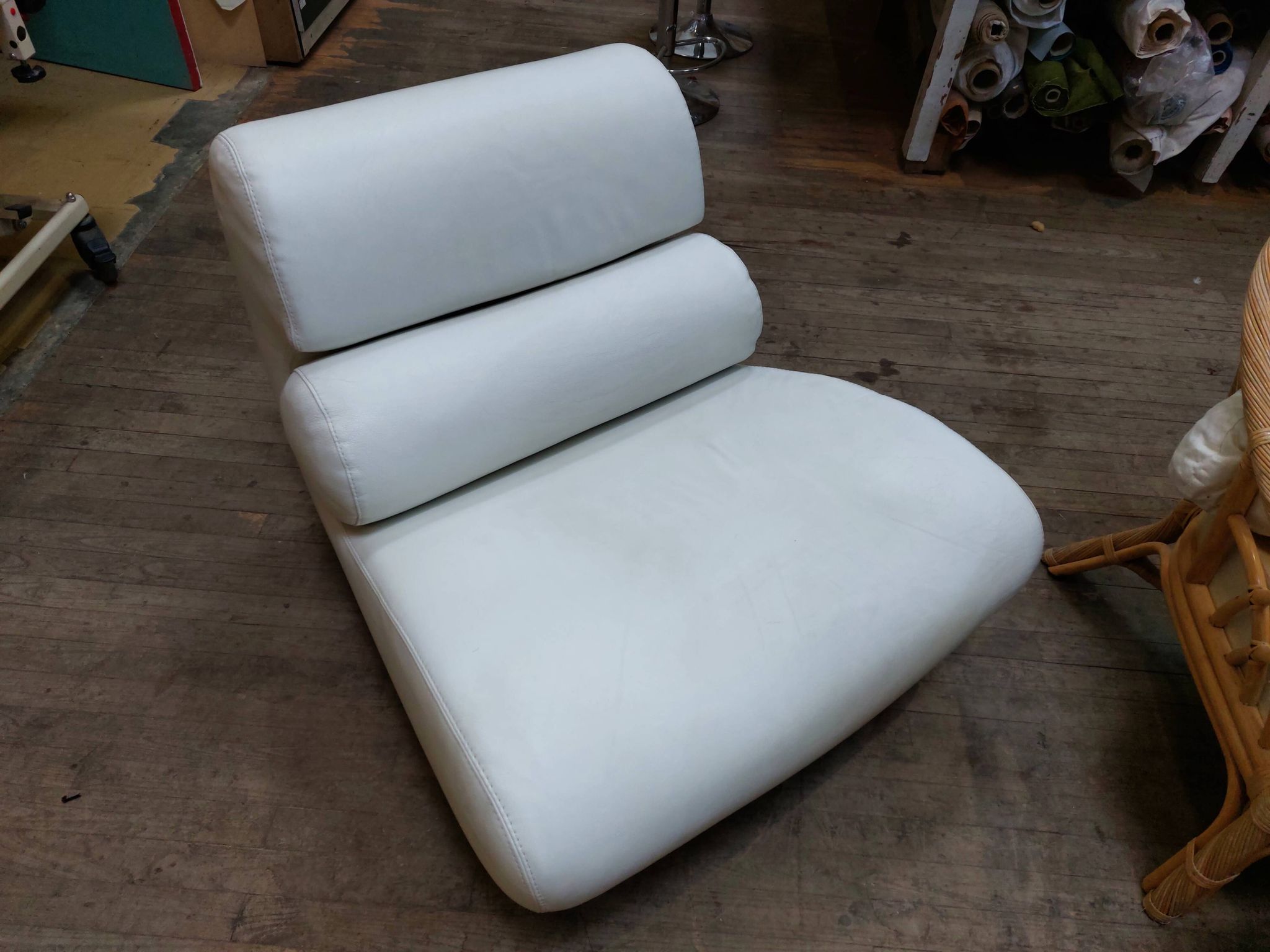 White leather swivel comma armchair by roche bobois - 80s