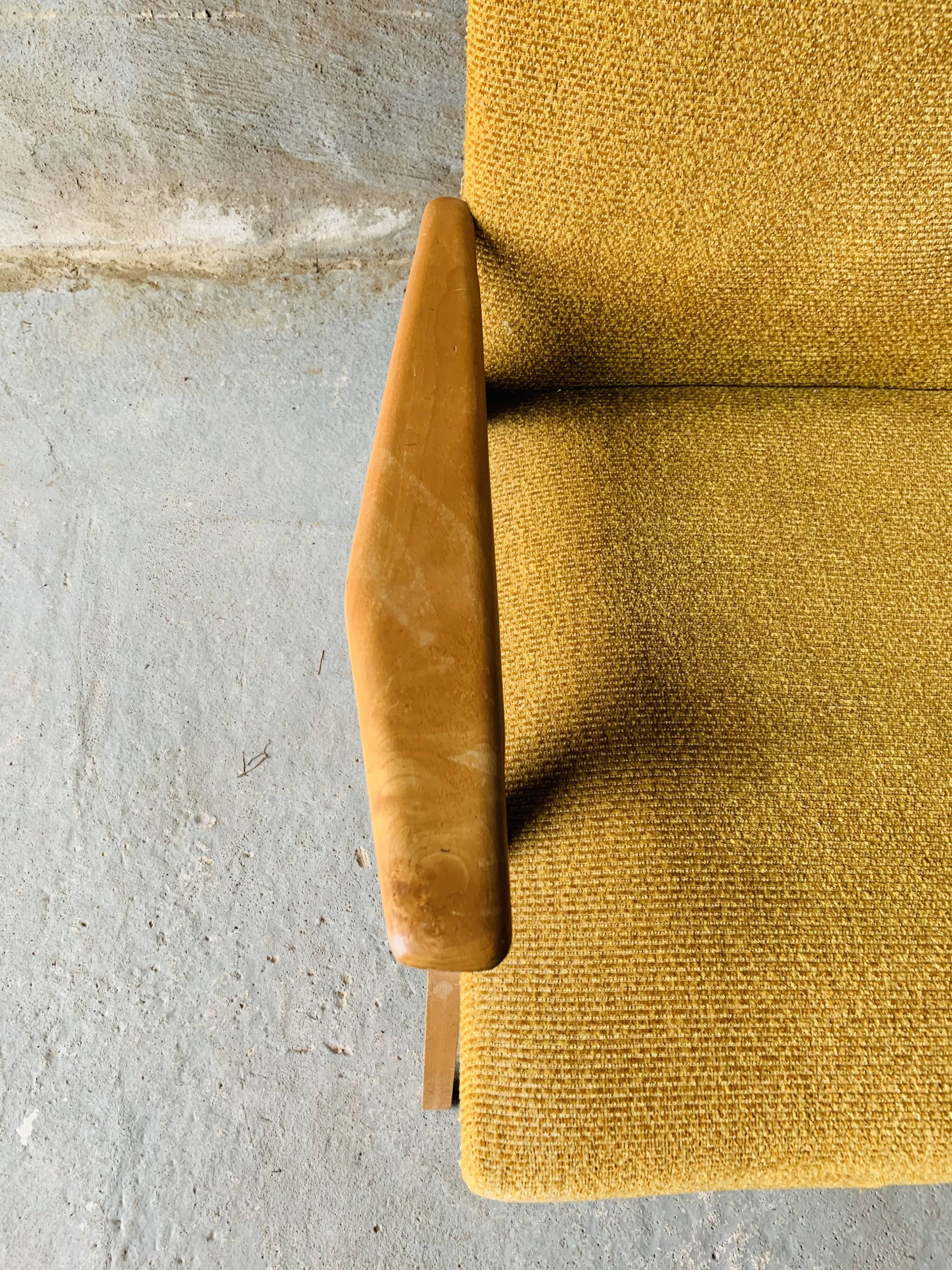 Fauteuil moutarde - bois et velours
