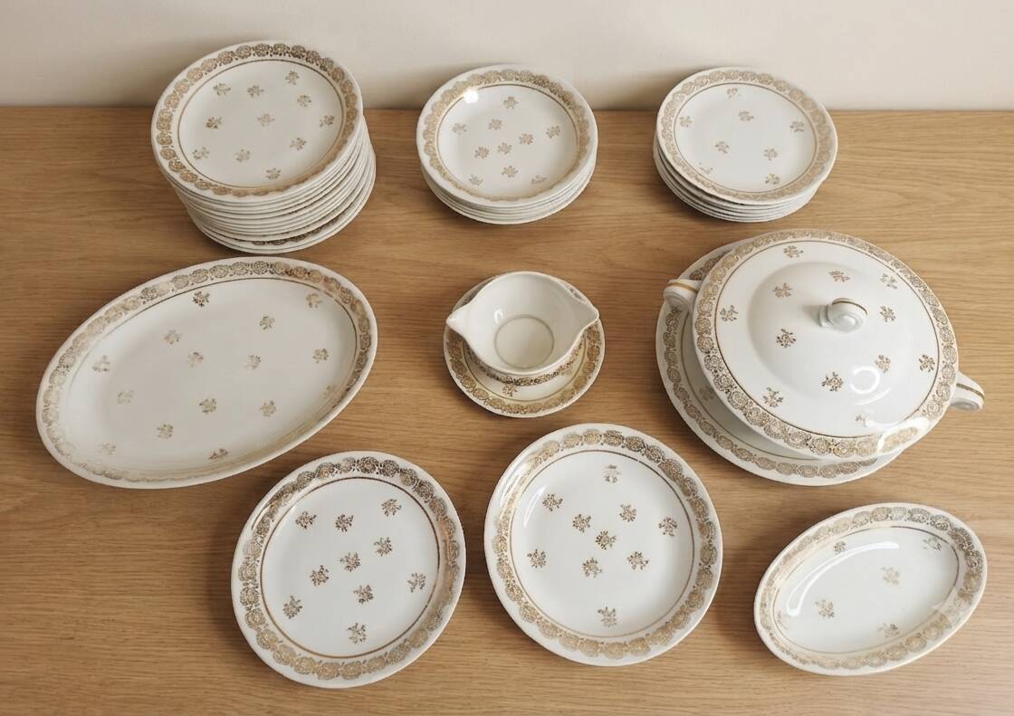 Complete grand table service, Limoges porcelain and gilding, LOT 1