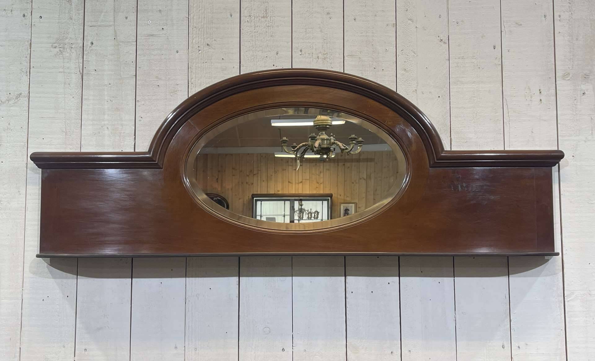 English mahogany shelf with its bevelled mirror from the early 20th century.