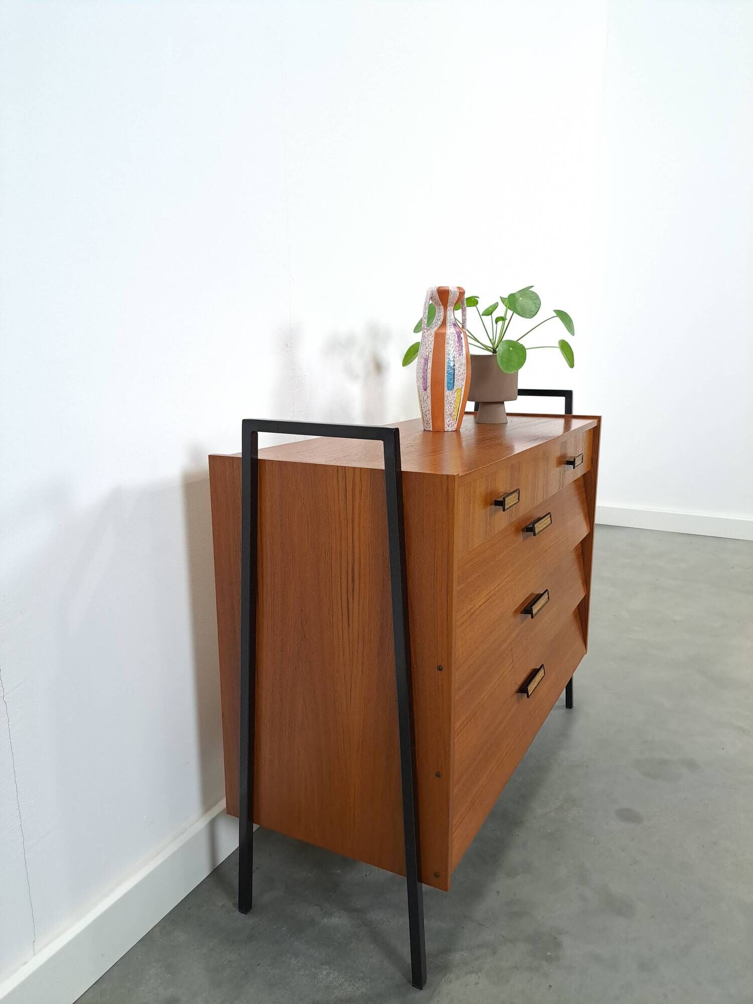 Teak schoenenkast met zwart metalen poten, nr. 1