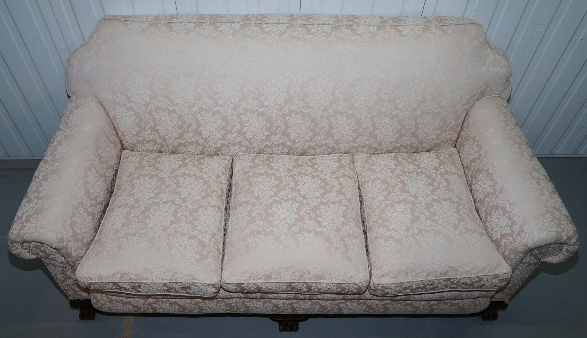 Victorian suite in damask, walnut frame, legs carved in lion's paw.