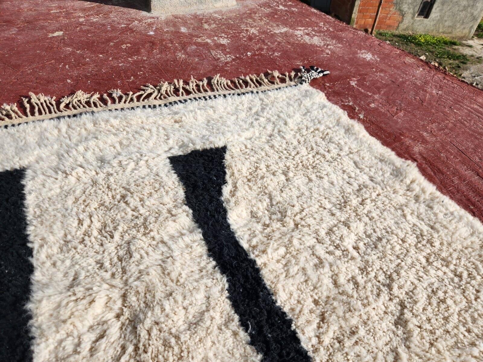 Beni Ouarain Berber rug in cream with black pattern 300x200 cm – natural wool