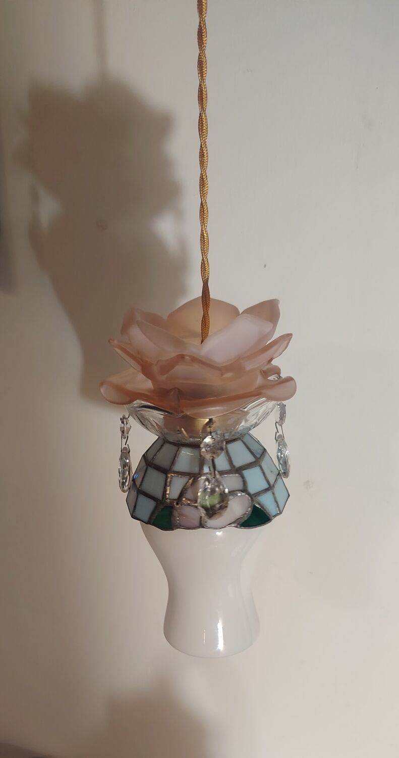 Creation of a rose on stained glass with pendants and opaline.