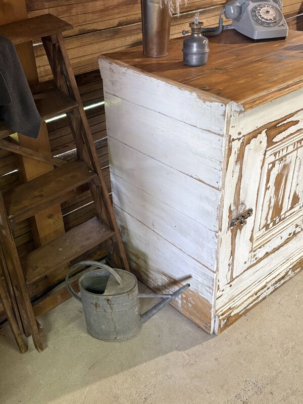Buffet ancien patiné – esprit campagne chic – Patine blanche effet chaulé