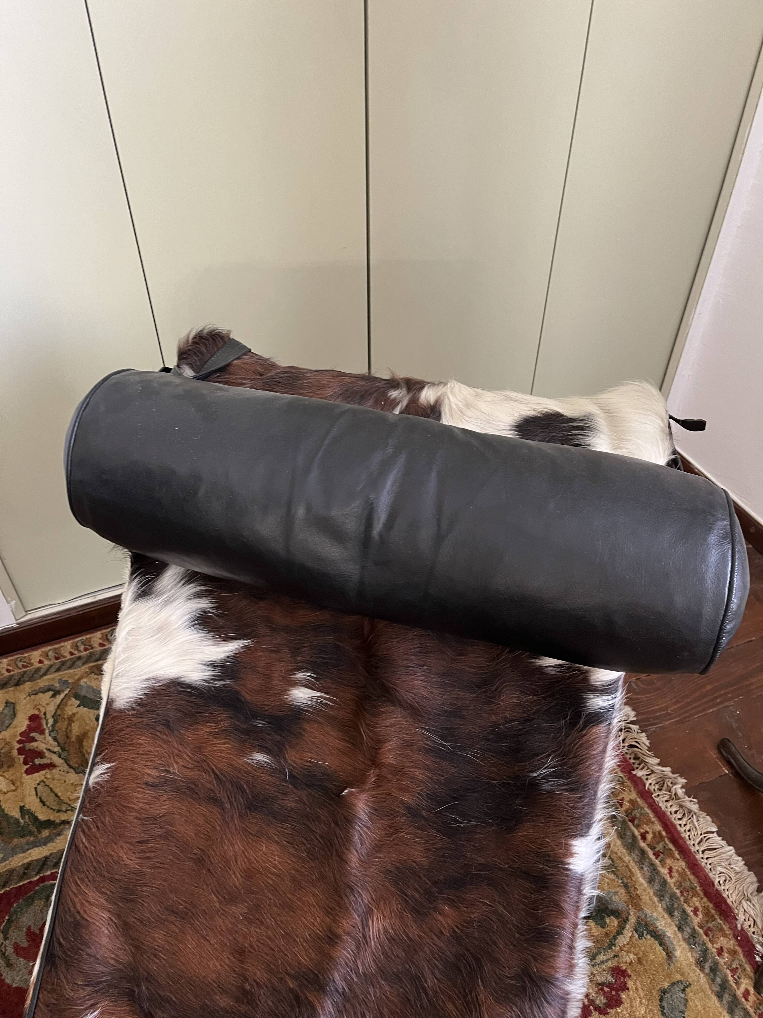 Leather chaise longue