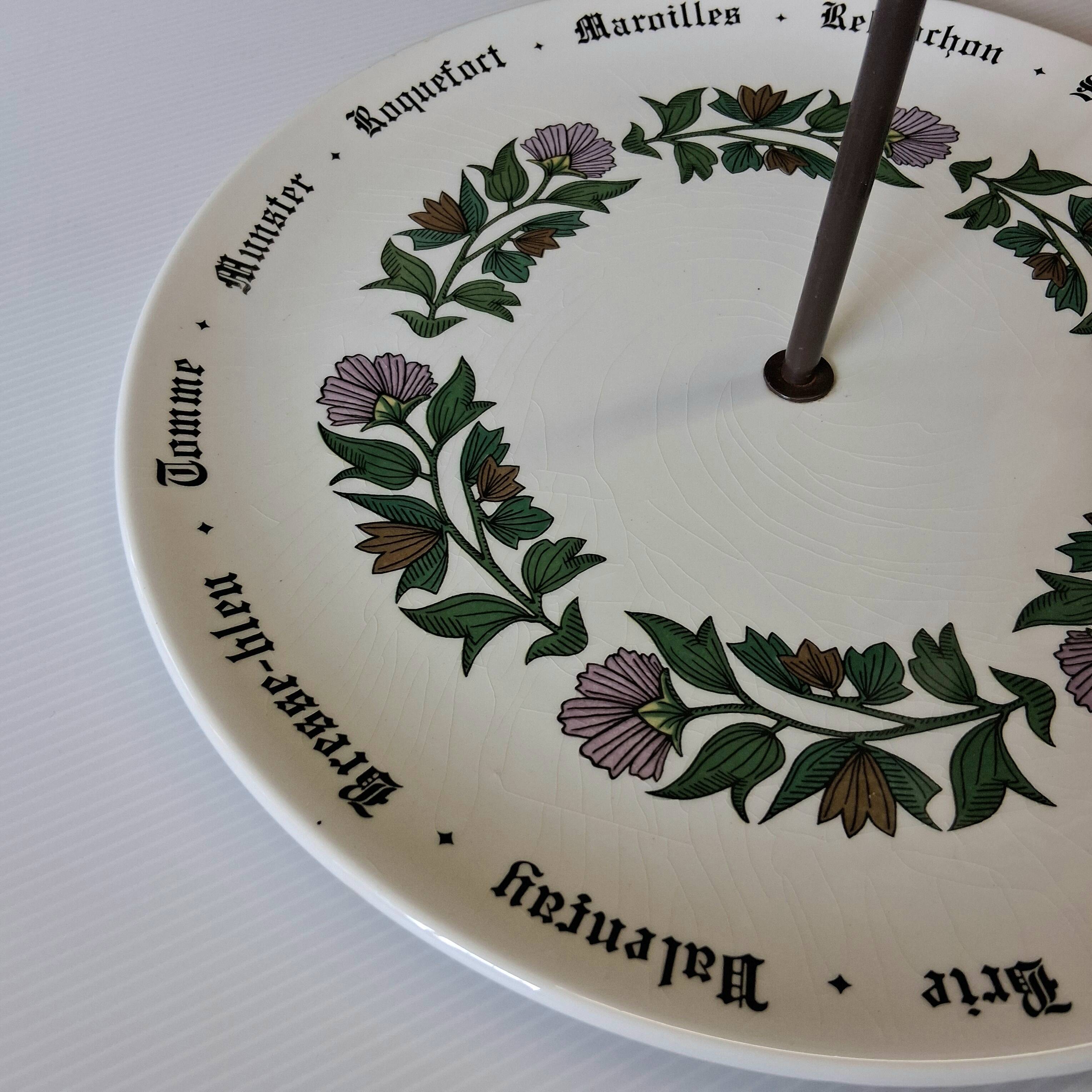 Ceramic cheese platter from Gien in good condition.